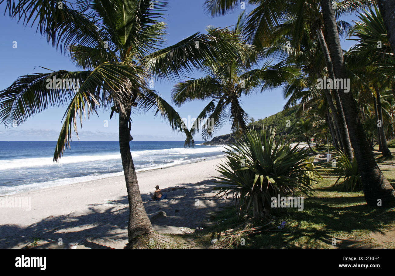View down the Grande Anse beach on Reunion, France, 15 April 2008. Photo Lars Halbauer Stock