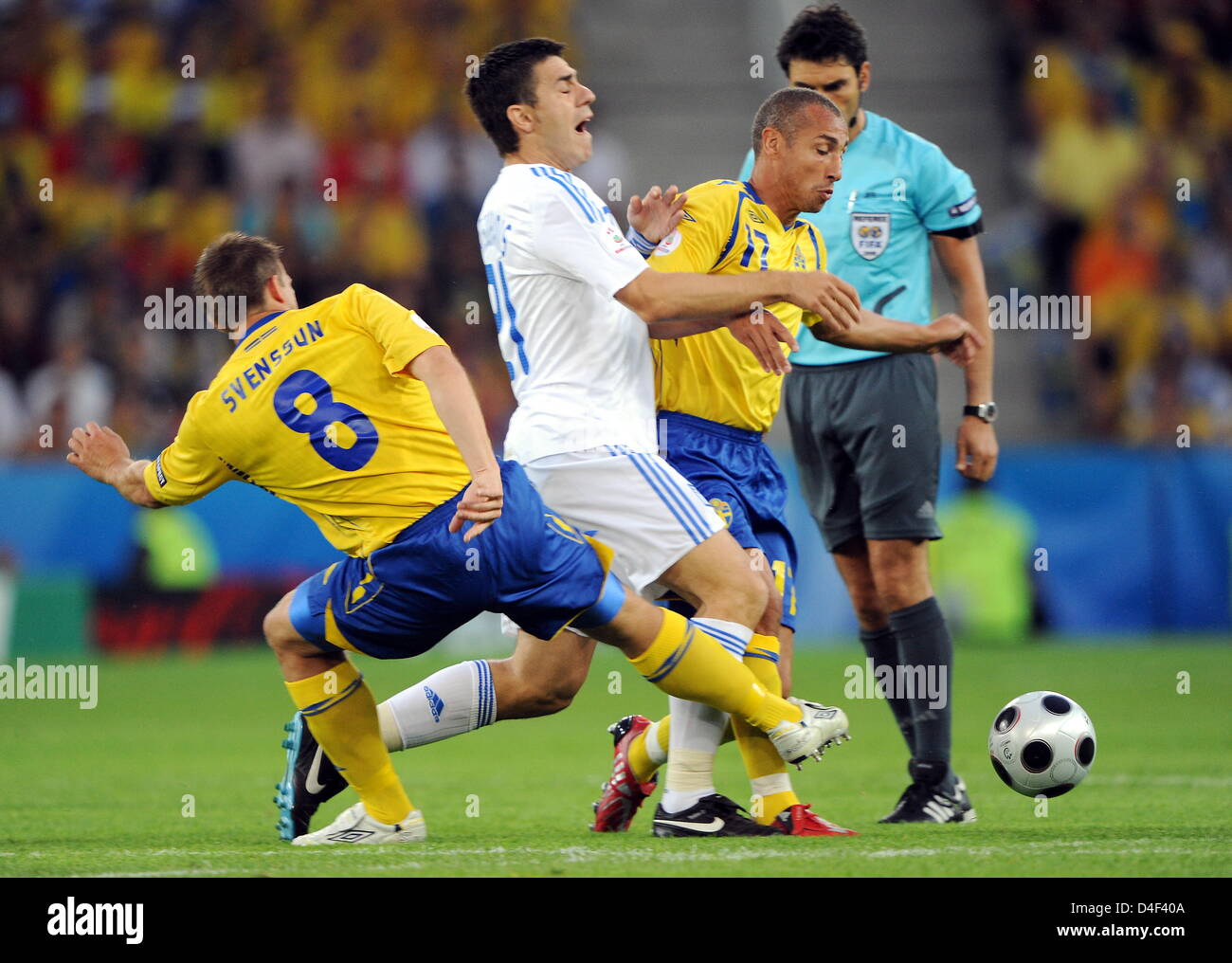 Kostas Katsouranis (C) of Greece gets sandwiched between Anders Svensson (L) and Henrik Larsson of Sweden during the EURO 2008 preliminary round group D match in Wals-Siezenheim Stadium, Salzburg, Austria, 10 June 2008. Swedish Captain Fredrik Ljungberg looks on. Photo: Achim Scheidemann dpa +please note UEFA restrictions particularly in regard to slide shows and 'No Mobile Service Stock Photo