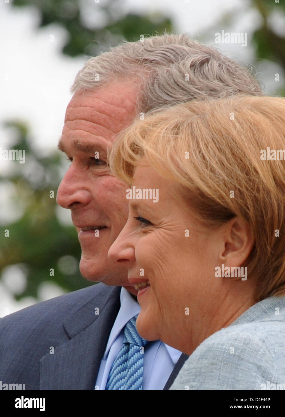 German Chancellor Angela Merkel (R) and US President George W. Bush (L