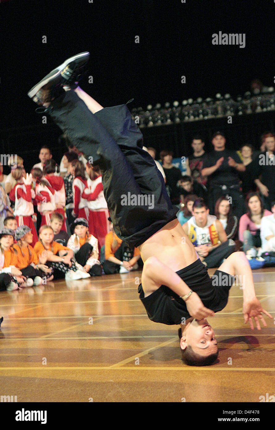 A breaker of German 'United B-Boys' performs his skills in the Breakdance Team Juniors competition at the 10th HipHop World Championshiops in Bremen, Germany, 11 June 2008. Some 3,500 participants from 33 countries compete for titles in the disciplines HipHop, Breakdance and Electric Boogie frmo 11 to 15 June. Photo: CARMEN JASPERSEN Stock Photo