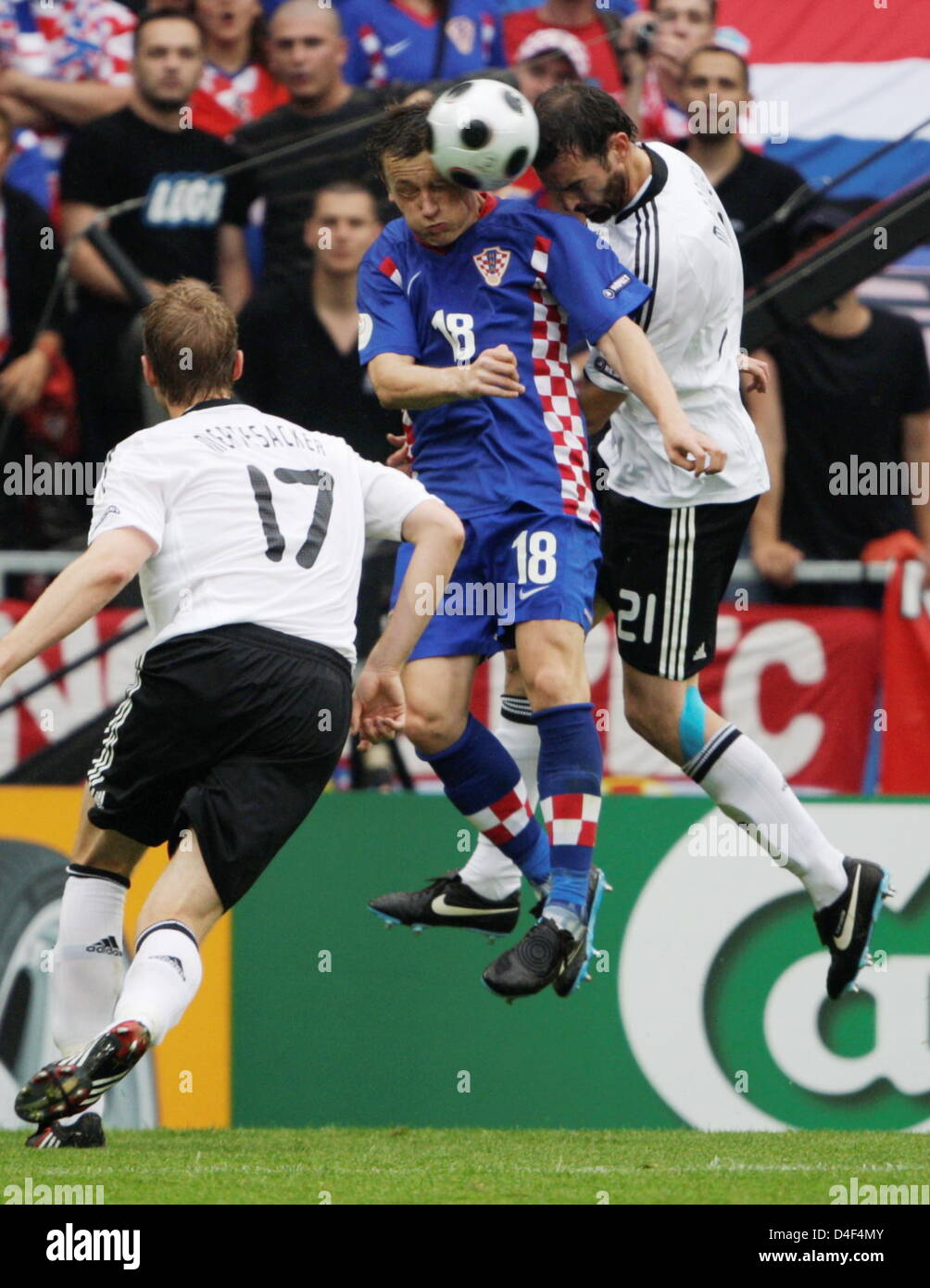 Niko Kranjcar (C) of Croatia vies with Christoph Metzelder (R) of Germany watched by Per Mertesacker (L) during the UEFA EURO 2008 Group B preliminary round match between Croatia and Germany at the Woerthersee stadium in Klagenfurt, Austria, 12 June 2008. Photo: Oliver Berg dpa +please note UEFA restrictions particulary in regard to slide shows and 'No Mobile Services'+ +++(c) dpa  Stock Photo