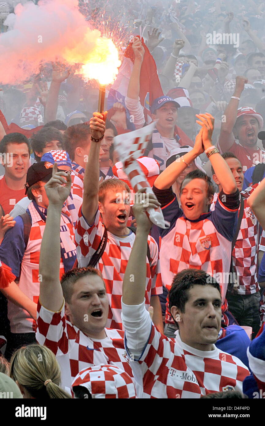 Croatian supporters cheer after the 10 goal for the Croatian tema