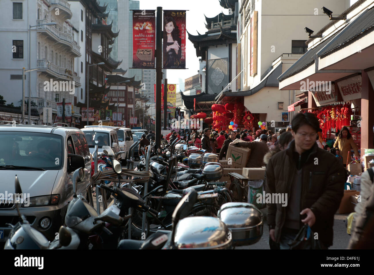 12インチ　ON A CROWDED STREET Road Intersection in a Japanese City · Free Stock Photo