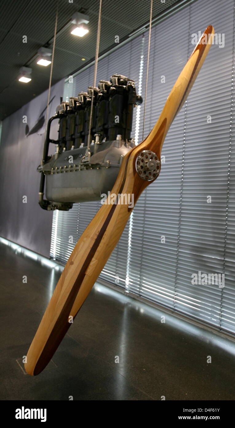 The picture shows an airplane engine IV in the BMW Museum in Munich