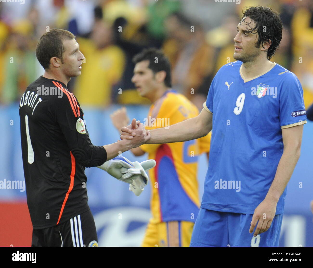 Luca Toni of Italy (R) congratulates goalkeeper Bogdan Lobont (L) of Romania after the UEFA EURO 2008 Group C preliminary round match between Italy and Romania at the Letzigrund stadium in Zurich, Switzerland, 13 June 2008. The match ended 1-1 draw. Photo: Peter Kneffel dpa +please note UEFA restrictions particulary in regard to slide shows and 'No Mobile Services'+ +++(c) dpa - Bi Stock Photo