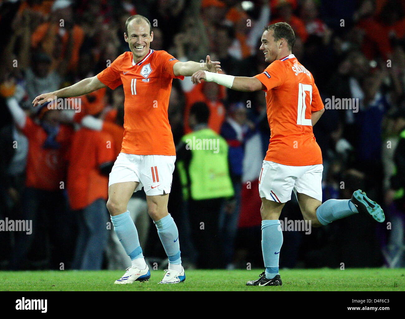 Wesley Sneijder (R) of Netherlands celebrates his 4-1 goal with Arjen Robben during the UEFA EURO 2008 Group C preliminary round match between Netherlands and France at the Stade de Suisse stadium in Berne, Switzerland, 13 June 2008. Netherlands won 4-1. Photo: Ronald Wittek dpa +please note UEFA restrictions particulary in regard to slide shows and 'No Mobile Services'+ +++(c) dpa Stock Photo