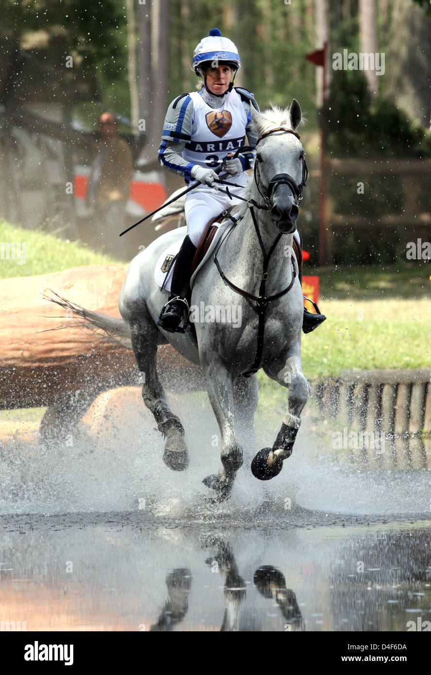 German Bettina Hoy and her horse Ringwood Cockatoo are pictured during the terrain exercise of the International eventing tournament in Luhmuehlen, Germany, 14 June 2008. Photo: KAY NIETFELD Stock Photo