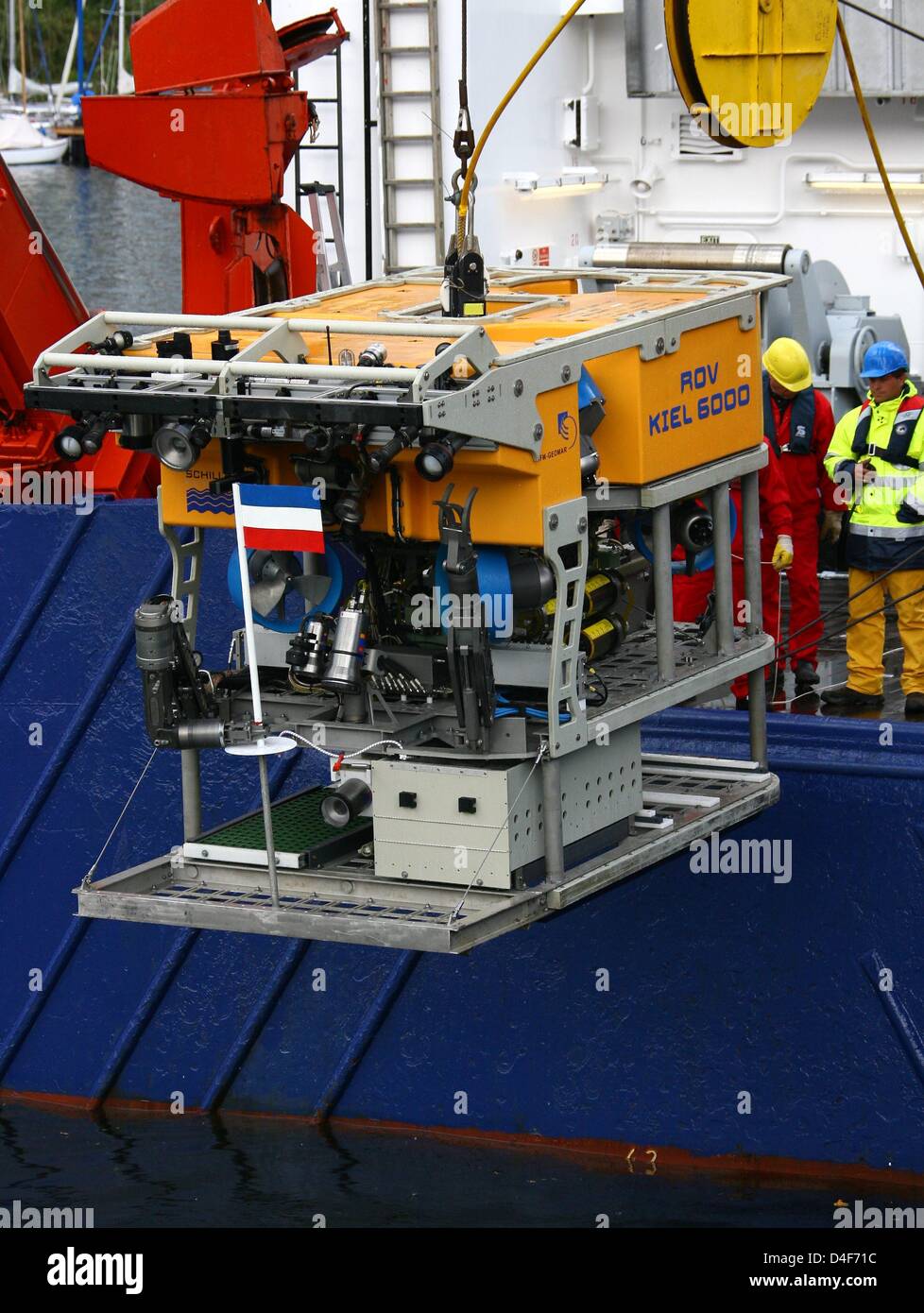 The new research robot 'ROV Kiel 6000' is lowered into the water in Kiel,  Germany, 16 June 2008. With the new diving robot sea researchers are able  to explore more than 90