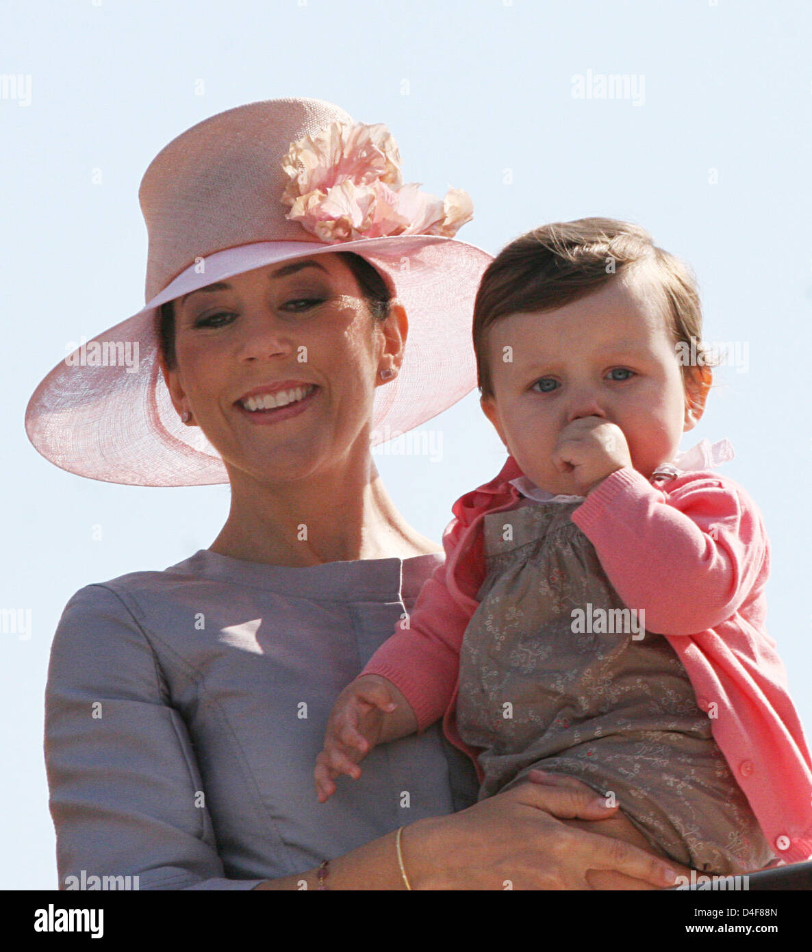 Crown Princess Mary and her daughter Princess Isabella arrive in Svendborg, Denmark, 18 June 2008. The royal family is on a three-day summer cruise through South Denmark on their yacht 'Dannebrog'. Photo: Albert Nieboer (NETHERLANDS OUT) Stock Photo
