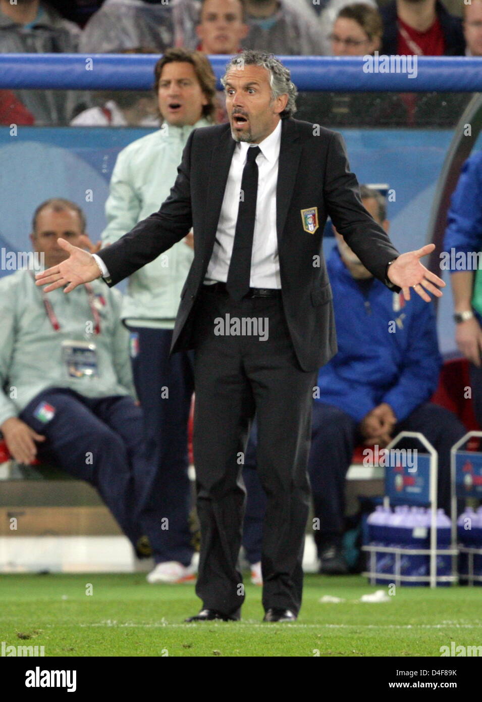 Italian coach Roberto Donadoni on 17 June 2008 during EURO 2008 group c match France - Italy in Zurich Switzerland. Photo: Oliver Berg dpa +++###dpa###+++ Stock Photo