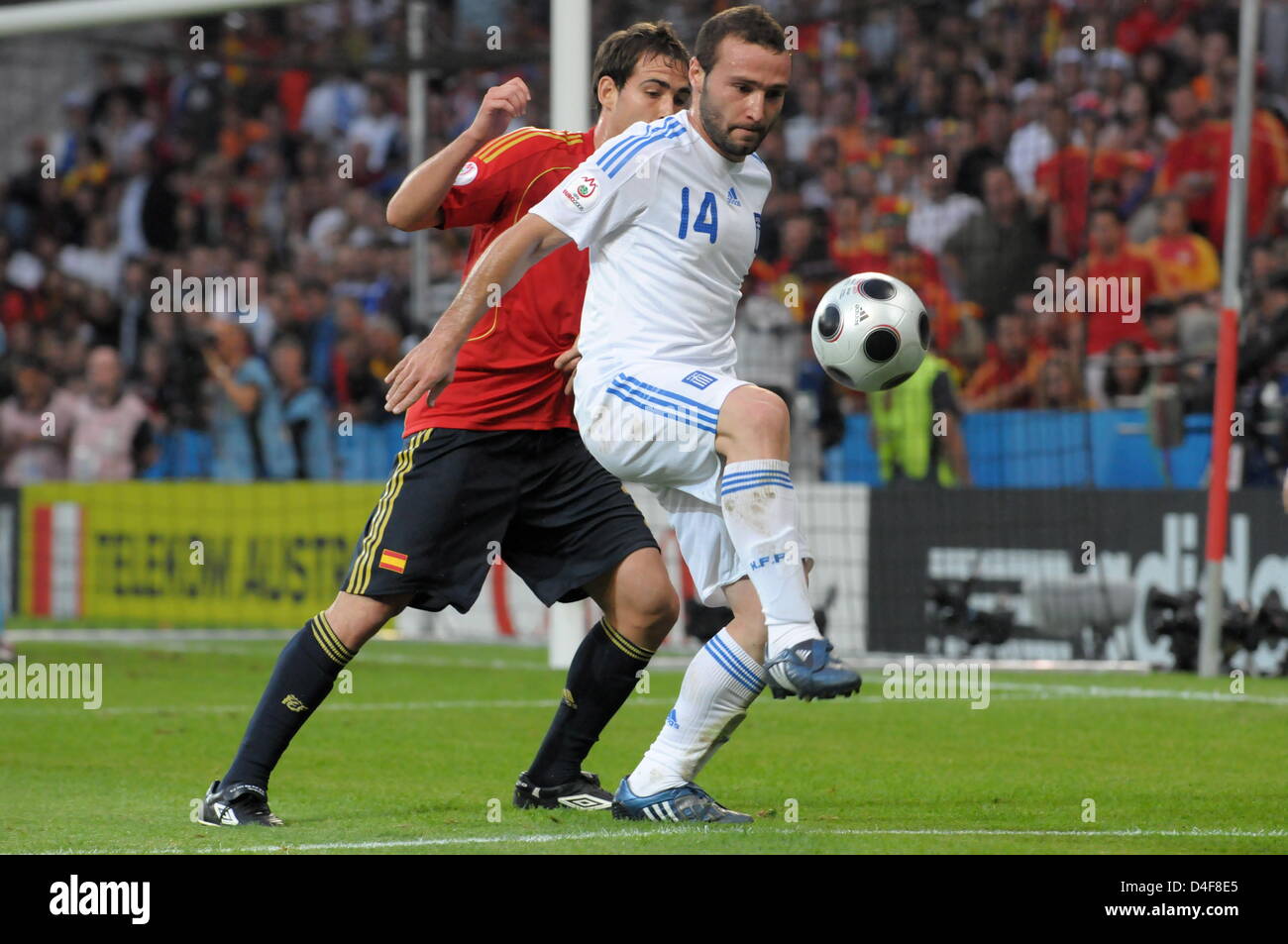 Dimitrios Salpingidis (R) of Greece vies with Fernando Navarro of Spain during the UEFA EURO 2008 Group D preliminary round match between Greece and Spain at the Walz-Siezenheim stadium in Salzburg, Austria, 18 June 2008. Photo: Achim Scheidemann dpa +please note UEFA restrictions particulary in regard to slide shows and 'No Mobile Services'+ +++(c) dpa - Bildfunk+++ Stock Photo