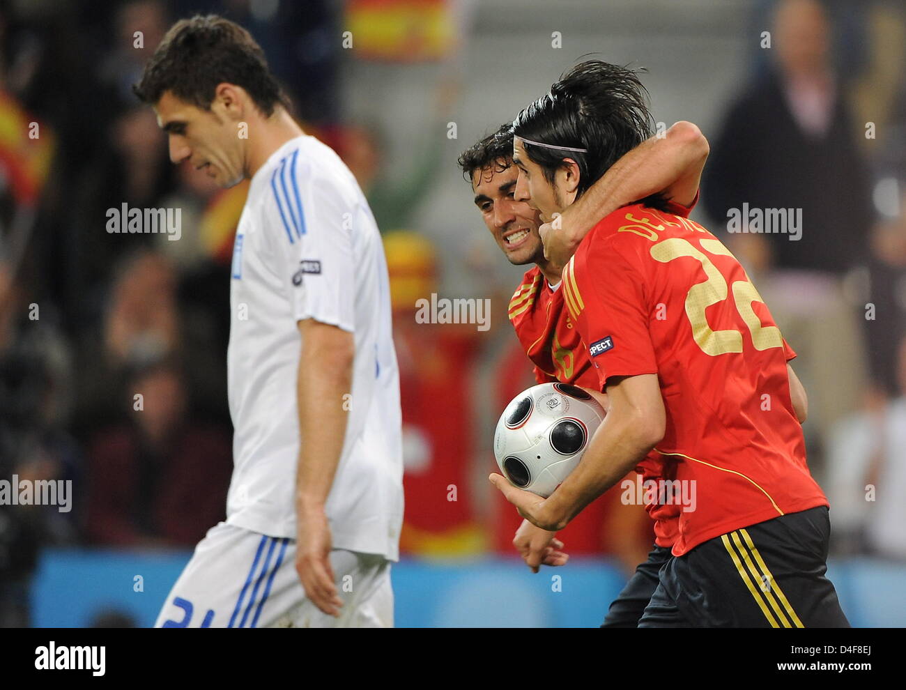 Ruben de la Red (R) and Alvaro Arbeloa (C) of Spain jubilate after the 1-1 goal next to Kostas Katsouranis (L) of Greece during the UEFA EURO 2008 Group D preliminary round match between Greece and Spain at the Walz-Siezenheim stadium in Salzburg, Austria, 18 June 2008. Photo: Achim Scheidemann dpa +please note UEFA restrictions particulary in regard to slide shows and 'No Mobile S Stock Photo