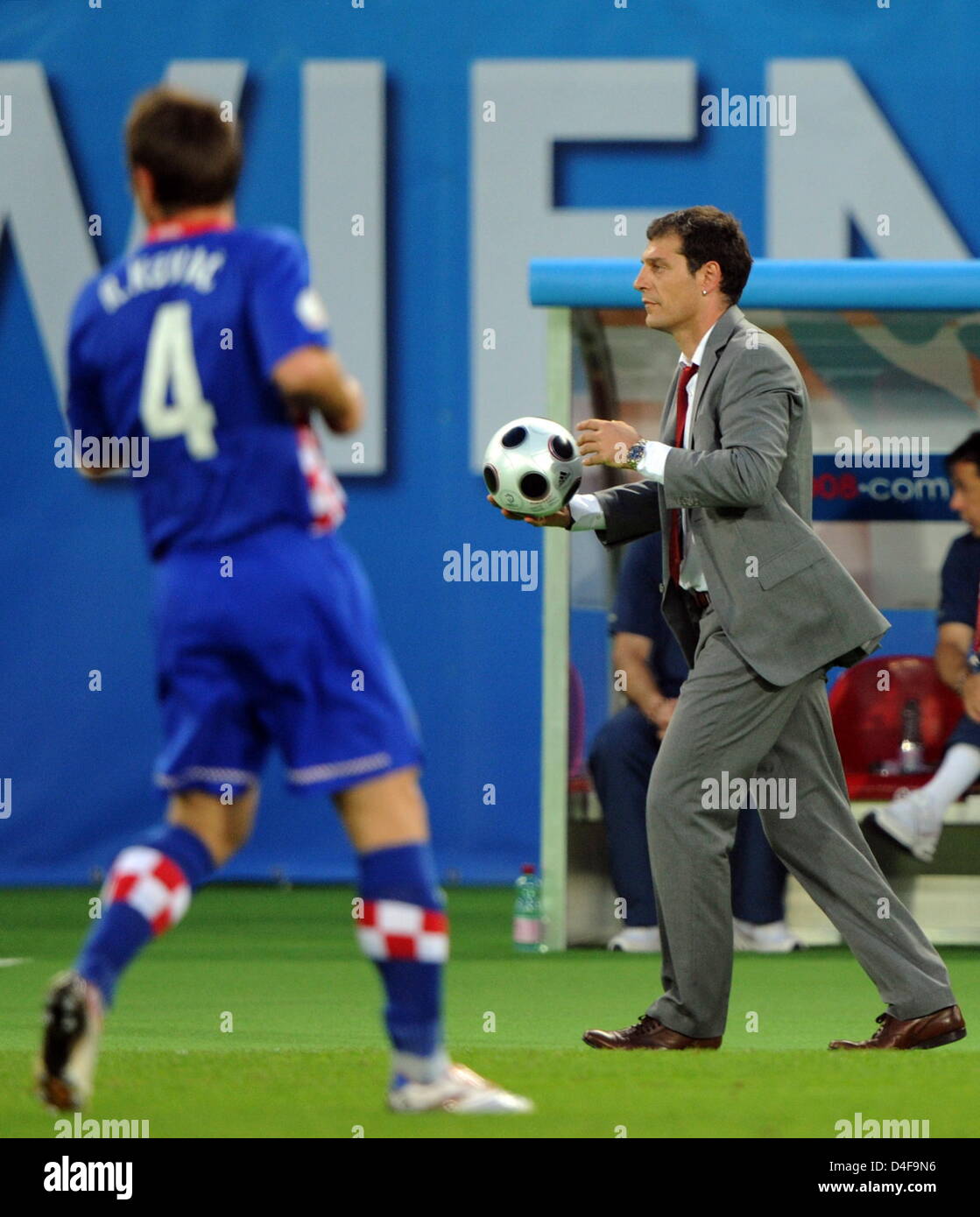 Head coach Slaven Bilic (R) of Croatia holds a ball next to Robert Kovac during the UEFA EURO 2008 quarter final match between Croatia and Turkey at the Ernst Happel stadium in Vienna, Austria, 20 June 2008. Photo: Achim Scheidemann dpa +please note UEFA restrictions particulary in regard to slide shows and 'No Mobile Services'+ +++(c) dpa - Bildfunk+++ Stock Photo