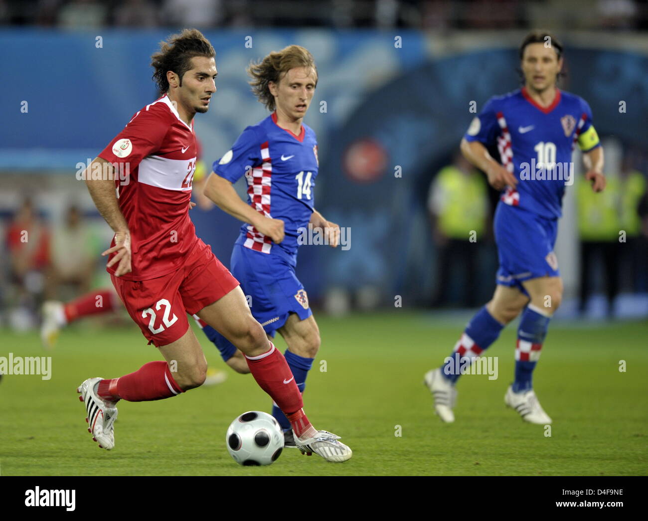 Luca Modric (C) and Robert Kovac (R) of Croatia vie with Hamit Altintop (L) of Turkey during the UEFA EURO 2008 quarter final match between Croatia and Turkey at the Ernst Happel stadium in Vienna, Austria, 20 June 2008. Photo: Achim Scheidemann dpa +please note UEFA restrictions particulary in regard to slide shows and 'No Mobile Services'+ +++(c) dpa - Bildfunk+++ Stock Photo