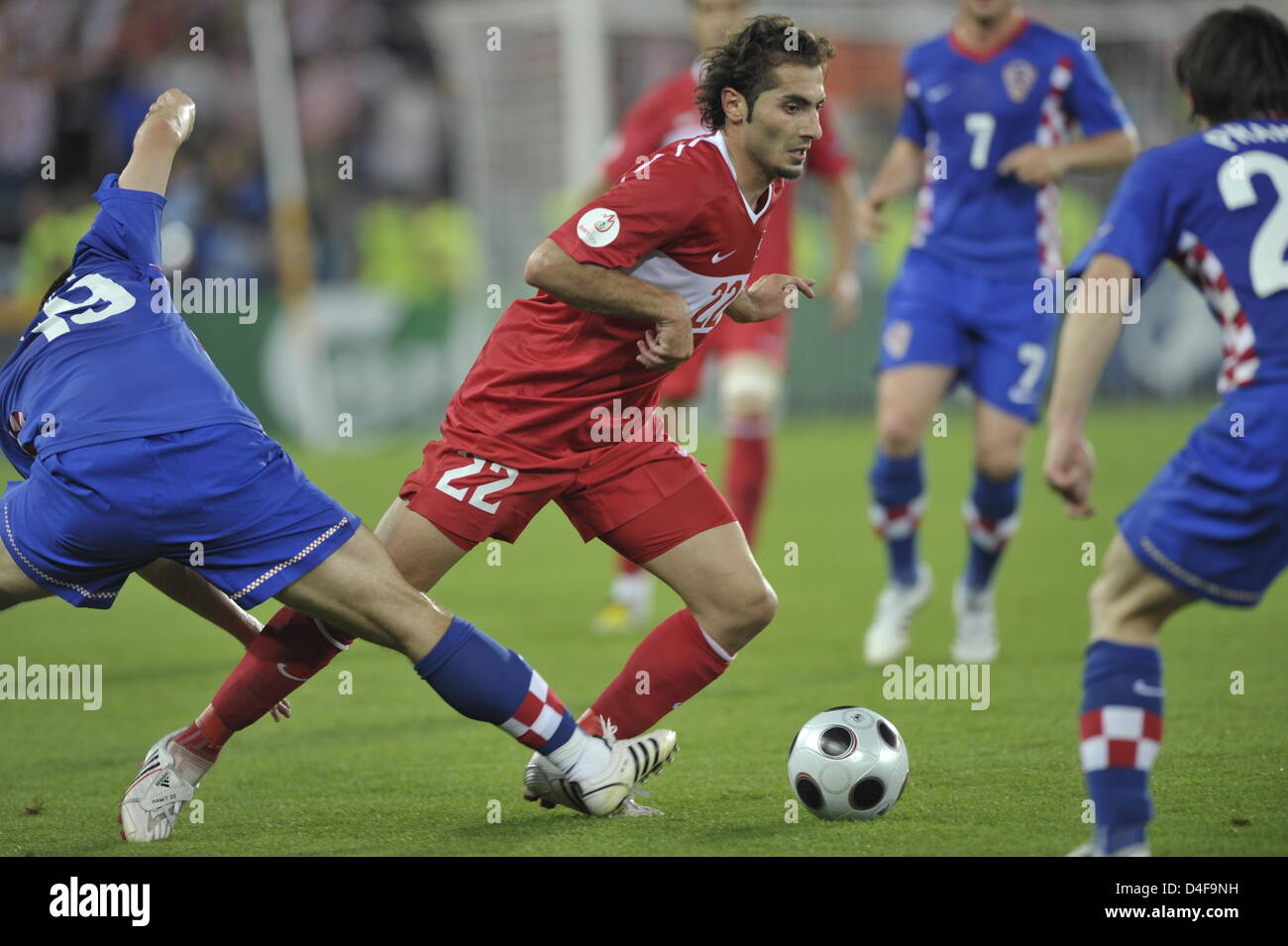 Niko Krancjar (L) and Danijel Pranjic (R) of Croatia vie with Hamit Altintop (C) of Turkey during the UEFA EURO 2008 quarter final match between Croatia and Turkey at the Ernst Happel stadium in Vienna, Austria, 20 June 2008. Photo: Achim Scheidemann dpa +please note UEFA restrictions particulary in regard to slide shows and 'No Mobile Services'+ +++(c) dpa - Bildfunk+++ Stock Photo