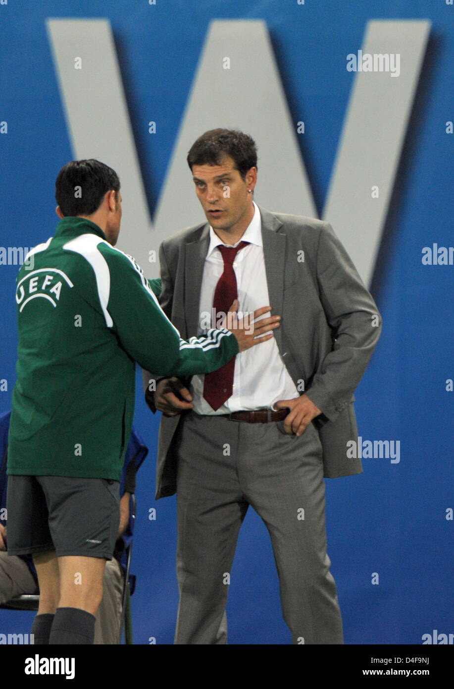 Fourth official Manuel Mejuto Gontales (L) discusses with head coach Slaven Bilic of Croatia during the UEFA EURO 2008 quarter final match between Croatia and Turkey at the Ernst Happel stadium in Vienna, Austria, 20 June 2008. Photo: Achim Scheidemann dpa +please note UEFA restrictions particulary in regard to slide shows and 'No Mobile Services'+ +++(c) dpa - Bildfunk+++ Stock Photo