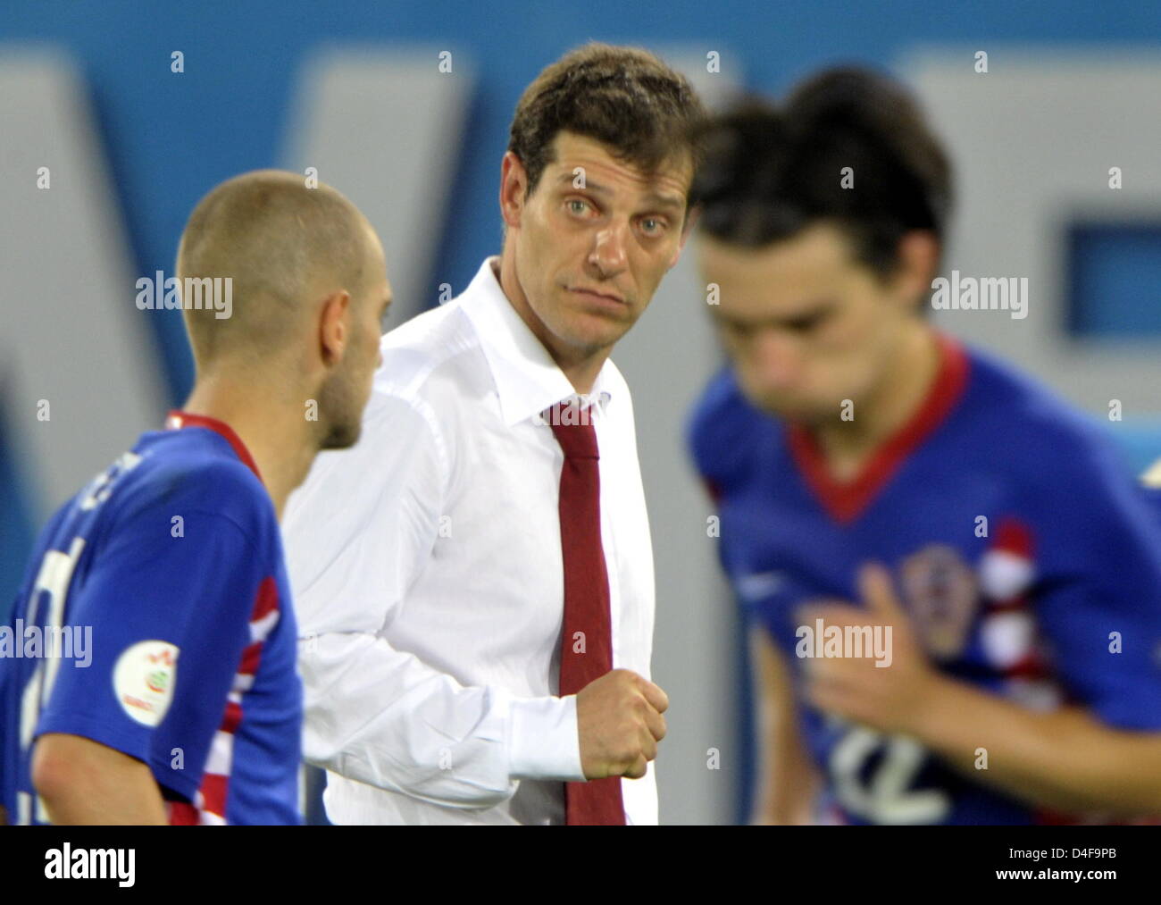 Head Coach Slaven Bilic of Croatia (C) ecourages his players after regular match time during the UEFA EURO 2008 quarter final match between Croatia and Turkey at the Ernst Happel stadium in Vienna, Austria, 20 June 2008. Photo: Achim Scheidemann dpa +please note UEFA restrictions particulary in regard to slide shows and 'No Mobile Services'+ +++(c) dpa - Bildfunk+++ Stock Photo