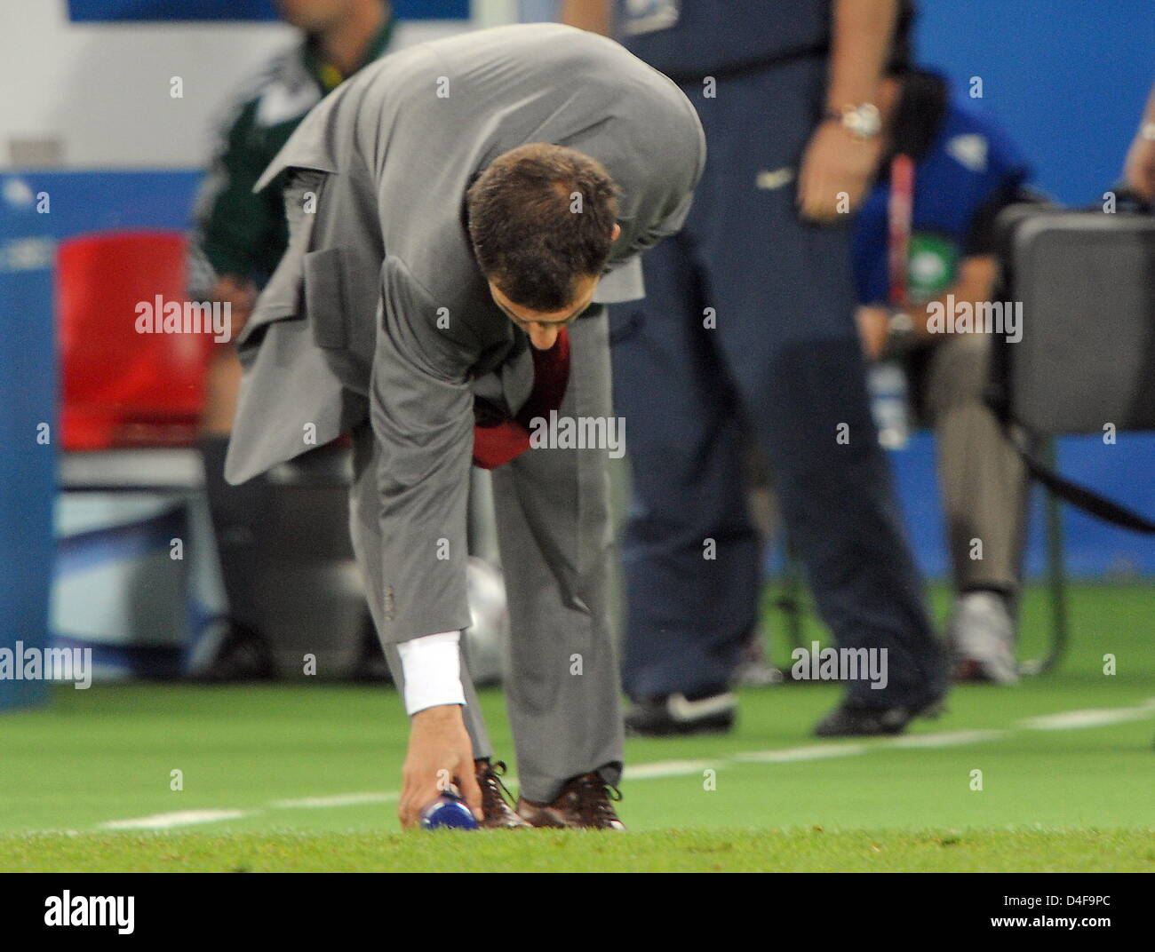 Head Coach Slaven Bilic of Croatia grabs a bottle positioned at the edge of his coaching zone during the UEFA EURO 2008 quarter final match between Croatia and Turkey at the Ernst Happel stadium in Vienna, Austria, 20 June 2008. Photo: Achim Scheidemann dpa +please note UEFA restrictions particulary in regard to slide shows and 'No Mobile Services'+ +++(c) dpa - Bildfunk+++ Stock Photo