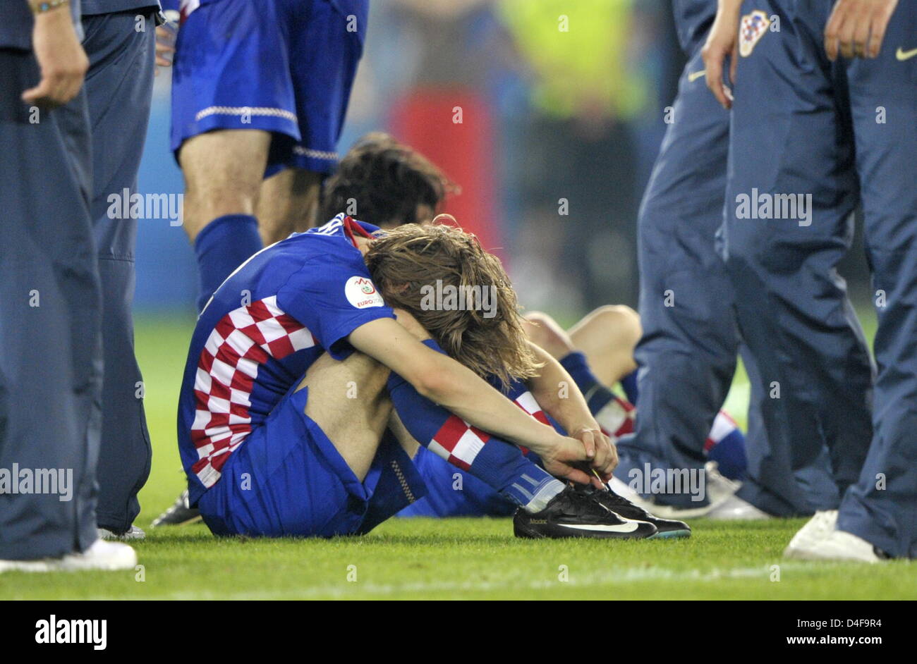 Luka Modric (C) of Croatia cries after the UEFA EURO 2008 quarter final match between Croatia and Turkey at the Ernst Happel stadium in Vienna, Austria, 20 June 2008. Turkey won 1:3 in penalty shootout. Photo: Achim Scheidemann dpa +please note UEFA restrictions particulary in regard to slide shows and 'No Mobile Services'+ +++(c) dpa - Bildfunk+++ Stock Photo