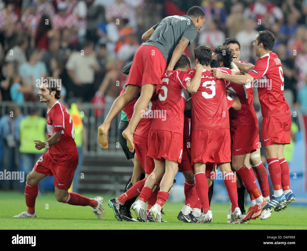 Hamit Altintop of Turkey (L) jubilates with his teammates after the UEFA EURO 2008 quarter final match between Croatia and Turkey at the Ernst Happel stadium in Vienna, Austria, 20 June 2008. Turkey won 1:3 in penalty shootout. Photo: Achim Scheidemann dpa +please note UEFA restrictions particulary in regard to slide shows and 'No Mobile Services'+ +++(c) dpa - Bildfunk+++ Stock Photo