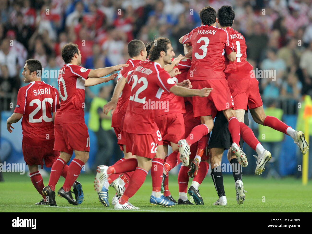 Hamit Altintop of Turkey (C) jubilates with his teammates after the UEFA EURO 2008 quarter final match between Croatia and Turkey at the Ernst Happel stadium in Vienna, Austria, 20 June 2008. Turkey won 1:3 in penalty shootout. Photo: Achim Scheidemann dpa +please note UEFA restrictions particulary in regard to slide shows and 'No Mobile Services'+ +++(c) dpa - Bildfunk+++ Stock Photo