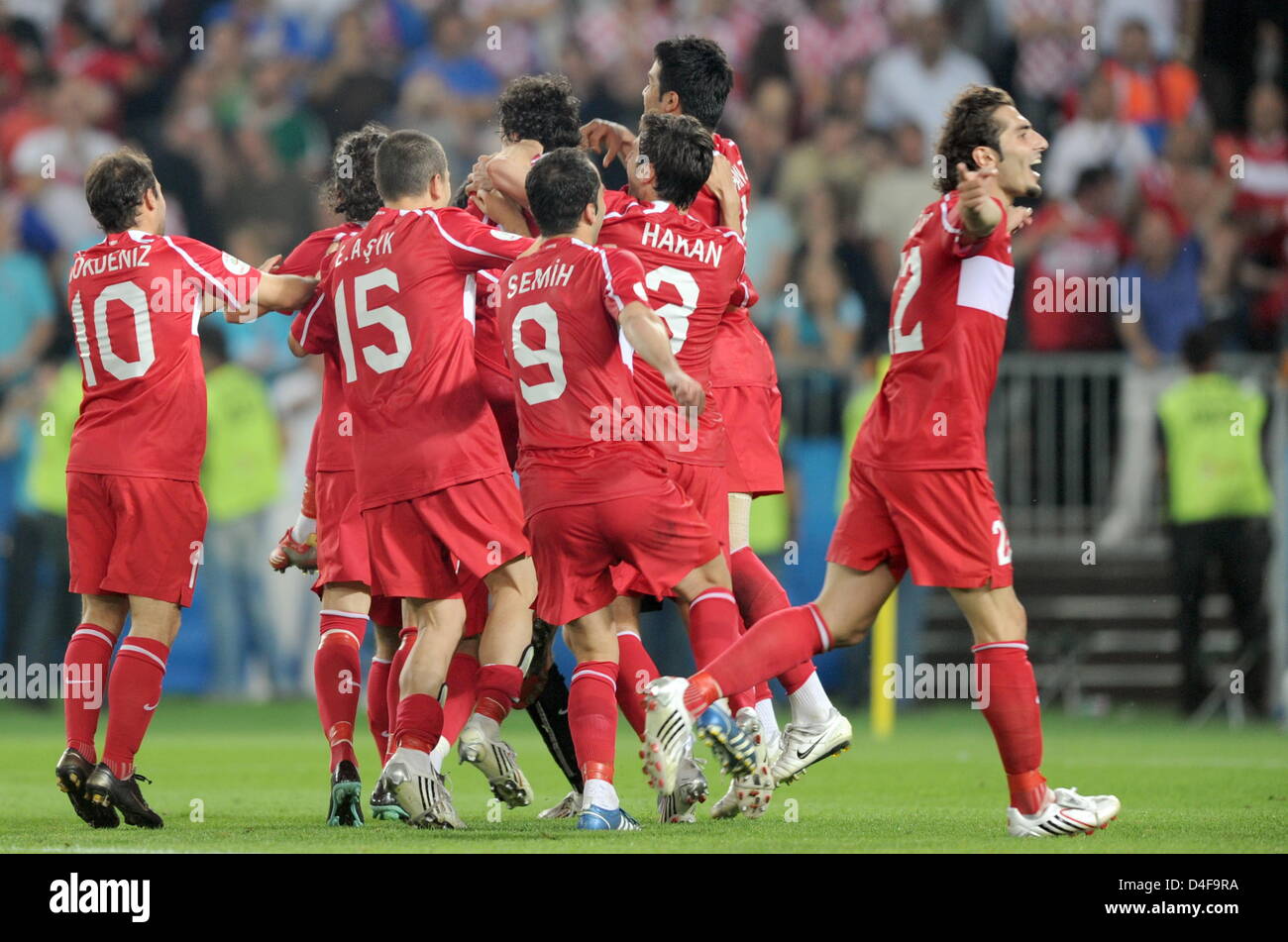 Hamit Altintop of Turkey (R) jubilates with his teammates after the UEFA EURO 2008 quarter final match between Croatia and Turkey at the Ernst Happel stadium in Vienna, Austria, 20 June 2008. Turkey won 1:3 in penalty shootout. Photo: Achim Scheidemann dpa +please note UEFA restrictions particulary in regard to slide shows and 'No Mobile Services'+ +++(c) dpa - Bildfunk+++ Stock Photo