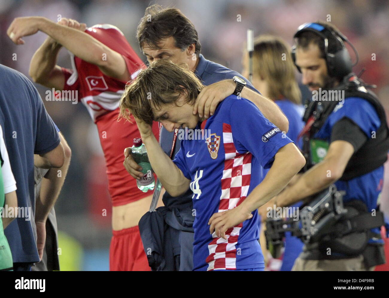 Luka Modric (C) of Croatia leaves the pitch after the UEFA EURO 2008 quarter final match between Croatia and Turkey at the Ernst Happel stadium in Vienna, Austria, 20 June 2008. Turkey won 1:3 in penalty shootout. Photo: Achim Scheidemann dpa +please note UEFA restrictions particulary in regard to slide shows and 'No Mobile Services'+ +++(c) dpa - Bildfunk+++ Stock Photo
