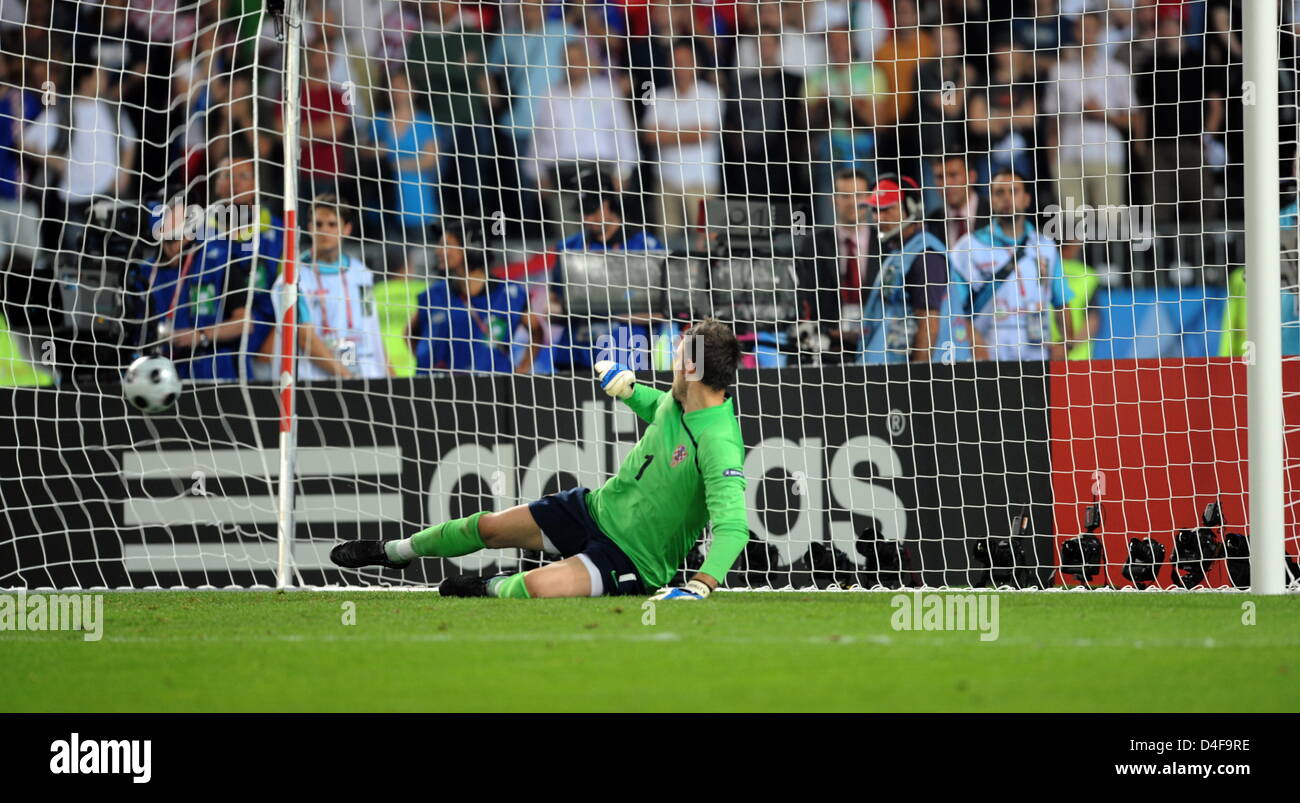 Goalkeeper Stipe Pletikosa of Croatia misses the shot of Semih Sentuerk of Turkey during Penalty shootout of the UEFA EURO 2008 quarter final match between Croatia and Turkey at the Ernst Happel stadium in Vienna, Austria, 20 June 2008. Turkey won 1:3 in penalty shootout. Photo: Achim Scheidemann dpa +please note UEFA restrictions particulary in regard to slide shows and 'No Mobile Stock Photo