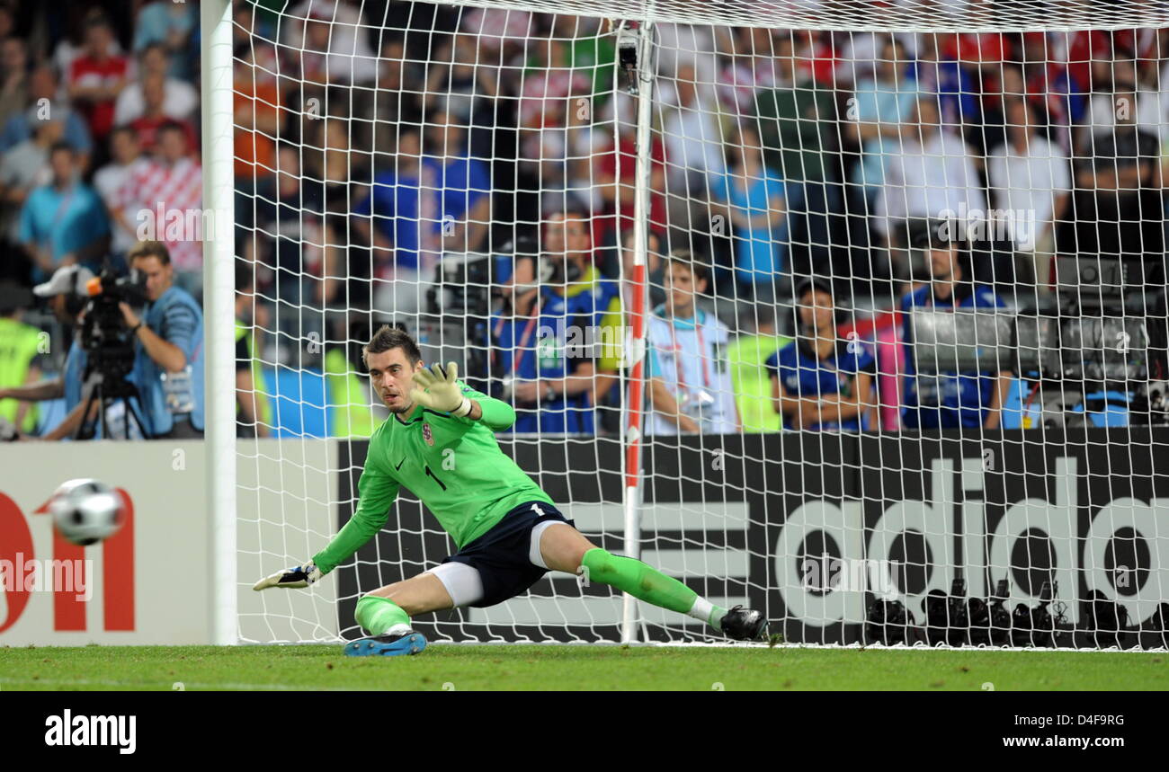 Goalkeeper Stipe Pletikosa of Croatia misses the shot of Hamit Altintop of Turkey during Penalty shootout of the UEFA EURO 2008 quarter final match between Croatia and Turkey at the Ernst Happel stadium in Vienna, Austria, 20 June 2008. Turkey won 1:3 in penalty shootout. Photo: Achim Scheidemann dpa +please note UEFA restrictions particulary in regard to slide shows and 'No Mobile Stock Photo