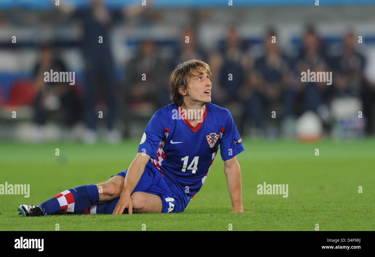 LuKa Modric of Croatia sits on the pitch during the UEFA EURO 2008 quarter final match between Croatia and Turkey at the Ernst Happel stadium in Vienna, Austria, 20 June 2008. Croatia lost 1-3 after penalty shootout. Photo: Achim Scheidemann dpa +please note UEFA restrictions particulary in regard to slide shows and 'No Mobile Services'+ +++(c) dpa - Bildfunk+++ Stock Photo