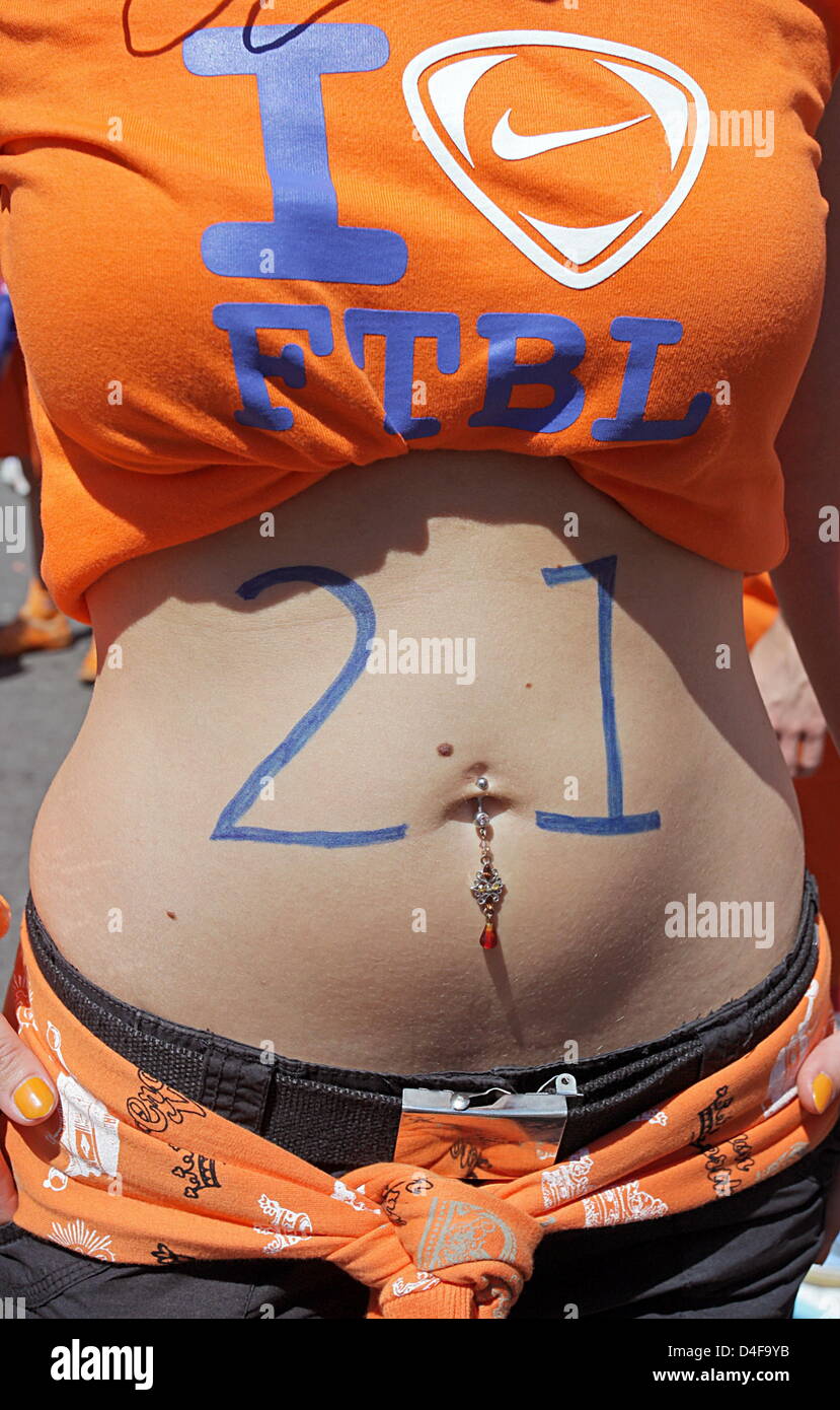 A female supporter of the Dutch national soccer team wearing a painted number '21' on her belly downtown Basel prior to the EURO 2008 quarter finale match Netherland against Russia in Basel, Switzerland, 21 June 2008. '21' is the number of Dutch national soccerplayer Khalid Boulahrouz whose preterm born baby-child died this week. Foto: Ronald Wittek dpa +++###dpa###+++ Stock Photo