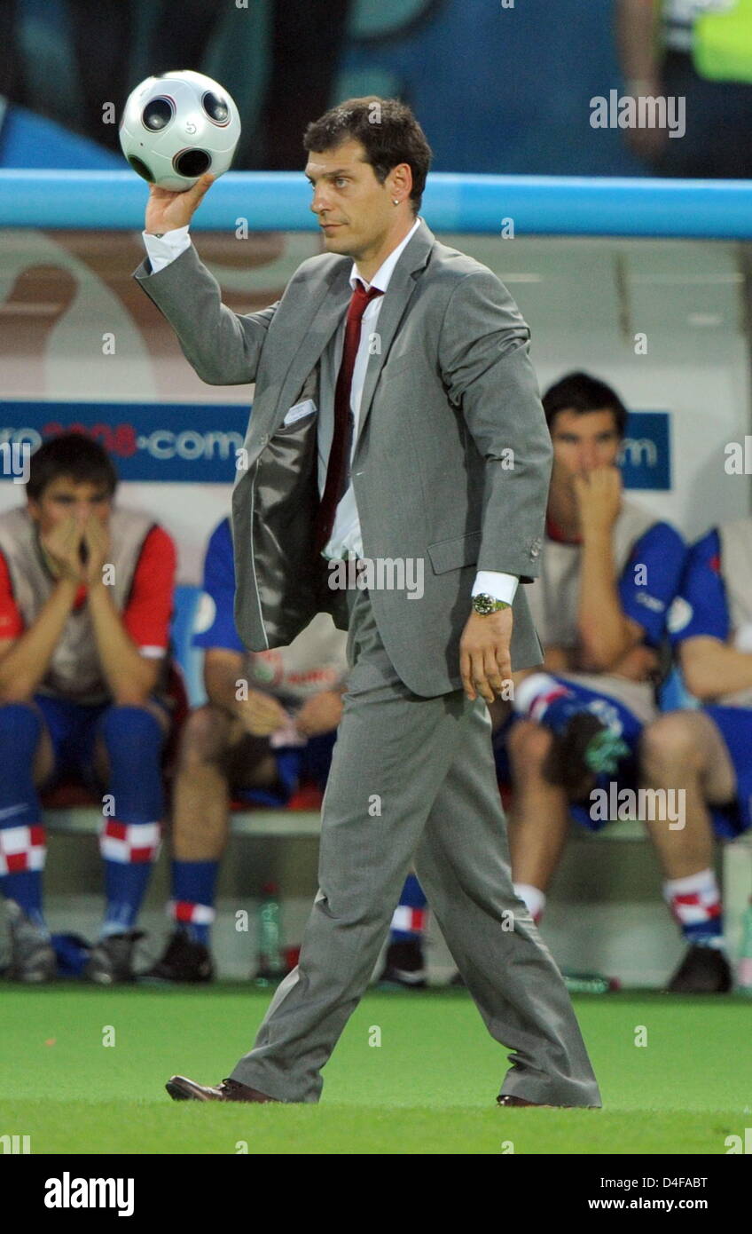 Head Coach Slaven Bilic of Croatia throws the ball during the UEFA EURO 2008 quarter final match between Croatia and Turkey at the Ernst Happel stadium in Vienna, Austria, 20 June 2008. Croatia lost 1-3 after penalty shootout. Photo: Achim Scheidemann dpa +please note UEFA restrictions particulary in regard to slide shows and ÒNo Mobile ServicesÒ +++###dpa###+++ Stock Photo