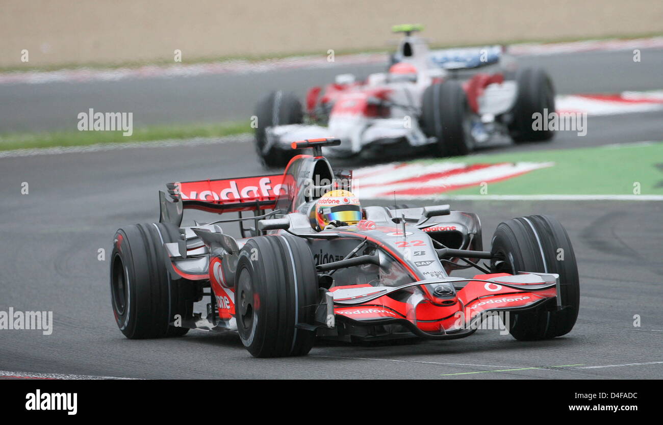 British Formula One driver Lewis Hamilton of McLaren Mercedes leads before German Formula One driver Timo Glock of Toyota during the Formular One Grand Prix at the Magny Cours race track near Nevers in France, on Sunday 22 June 2008. Foto: Carmen Jaspersen dpa +++###dpa###+++ Stock Photo