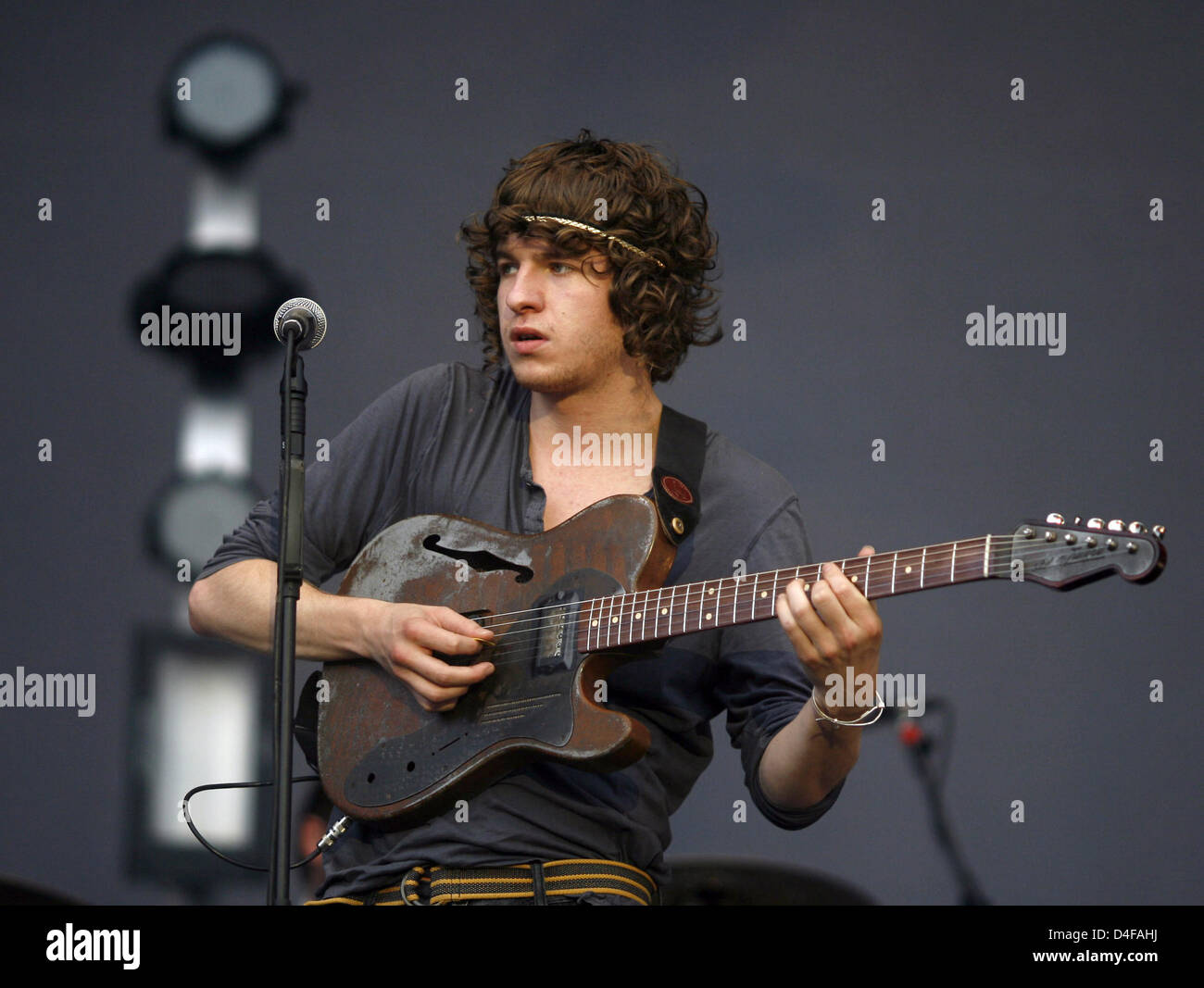 Singer and guitarist of the British band 'The Kooks' Luke Pritchard performs at the Hurricane Open Air Festival in Scheessel, Germany, 22 June 2008. Photo: Sebastian Widmann Stock Photo
