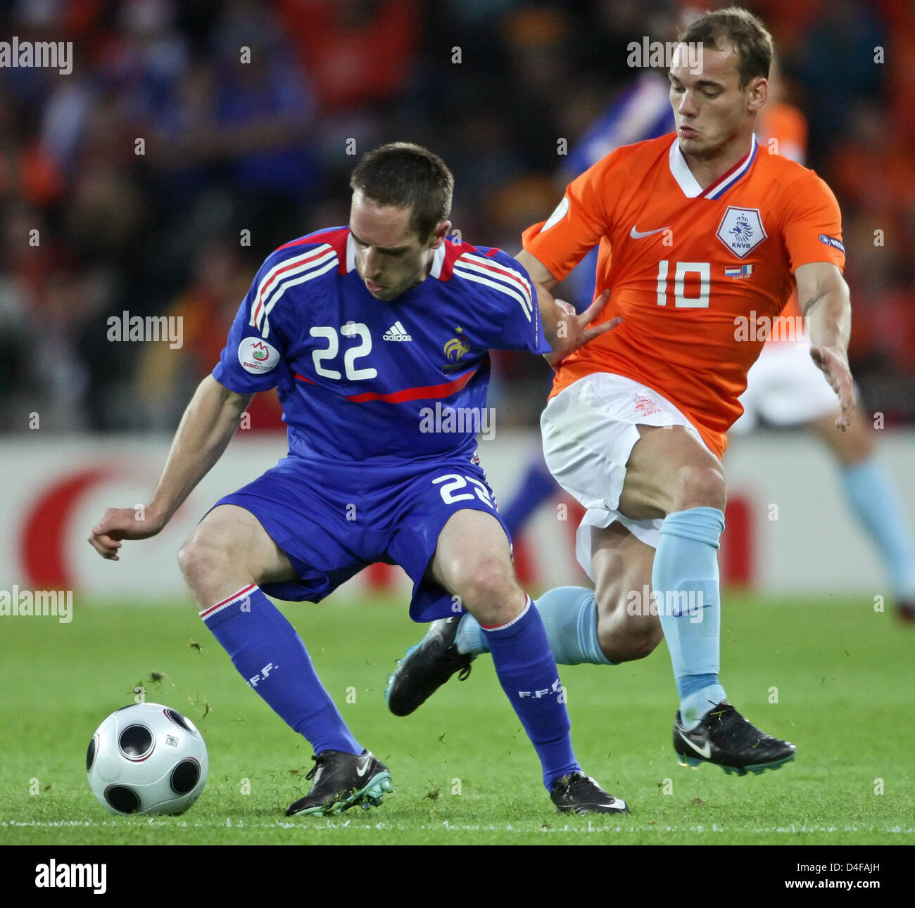 Wesley Sneijder (R) of Netherlands vies with Franck Ribéry of France during the UEFA EURO 2008 Group C preliminary round match between Netherlands and France at the Stade de Suisse in Berne, Switzerland, 13 June 2008. The Netherlands won 4-1. Photo: Ronald Wittek +please note UEFA restrictions particulary in regard to slide shows and 'No Mobile Services'+ +++###dpa###+++ Stock Photo