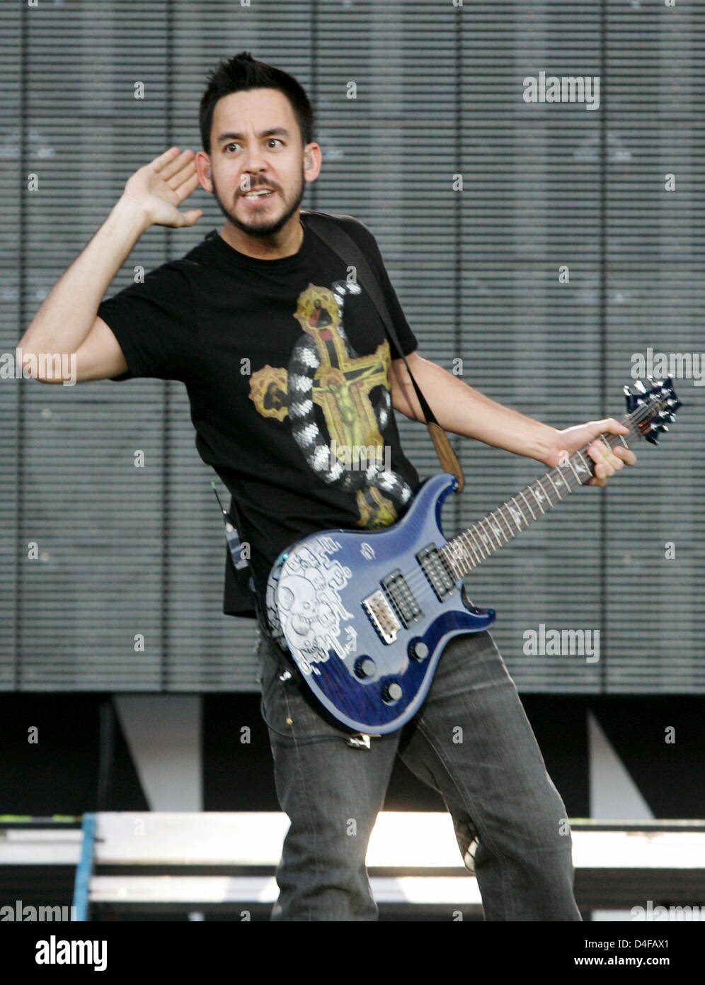 Guitarist and singer of US band 'Linkin Park' Mike Shinoda performs at the start of their tour at 'Reitstadium' in Munich, Germany, 21 June 2008. Besides Munich the band will also play in Berlin and Duesseldorf. Photo: Matthias Schrader Stock Photo