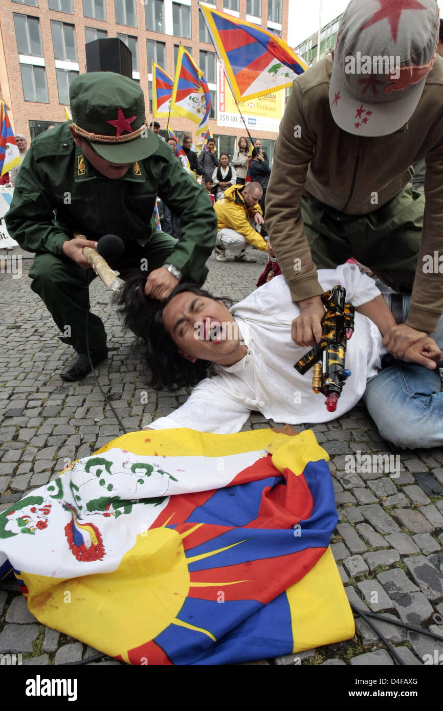 Pro Tibet activists dressed as violent Chinese policemen and  peaceful Tibetan protesters perform the theatre 'Alltag in Lhasa' (literally: 'Everday Life in Lhasa') during a pro Tibet rally in Hamburg, Germany, 23 June 2008. Some 200 people took to the streets at Hamburg's 'Gaensemarkt' to demonstrate against China's Tibet politics. Photo: ULRICH PERREY Stock Photo