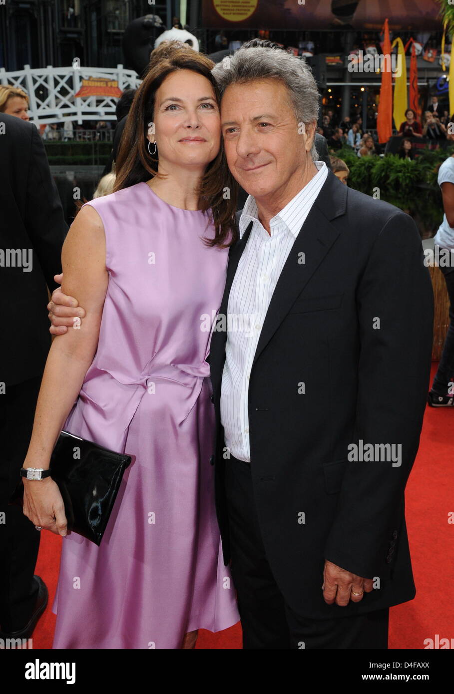 US actor Dustin Hoffman (R) and his wife Lisa Gottsegen (L) pose for photos at Germany premiere of his film 'Kung Fu Panda' in Berlin, Germany, 23 June 2008. The animated film starring Hoffman as the voice of kung fu master Shifu that teaches the martial art to panda Po spoken by Black is in German cinemas from 03 July on. Photo: Soeren Stache Stock Photo