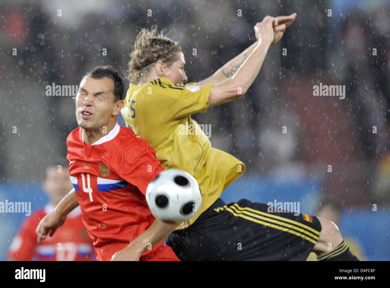 Sergei Ignashevich of Russia vies with Fernando Torres (R) of Spain during the UEFA EURO 2008 semifinal match between Russia and Spain at the Ernst Happel stadium in Vienna, Austria, 26 June 2008. Photo: Achim Scheidemann dpa +please note UEFA restrictions particulary in regard to slide shows and 'No Mobile Services'+ +++(c) dpa - Bildfunk+++ Stock Photo
