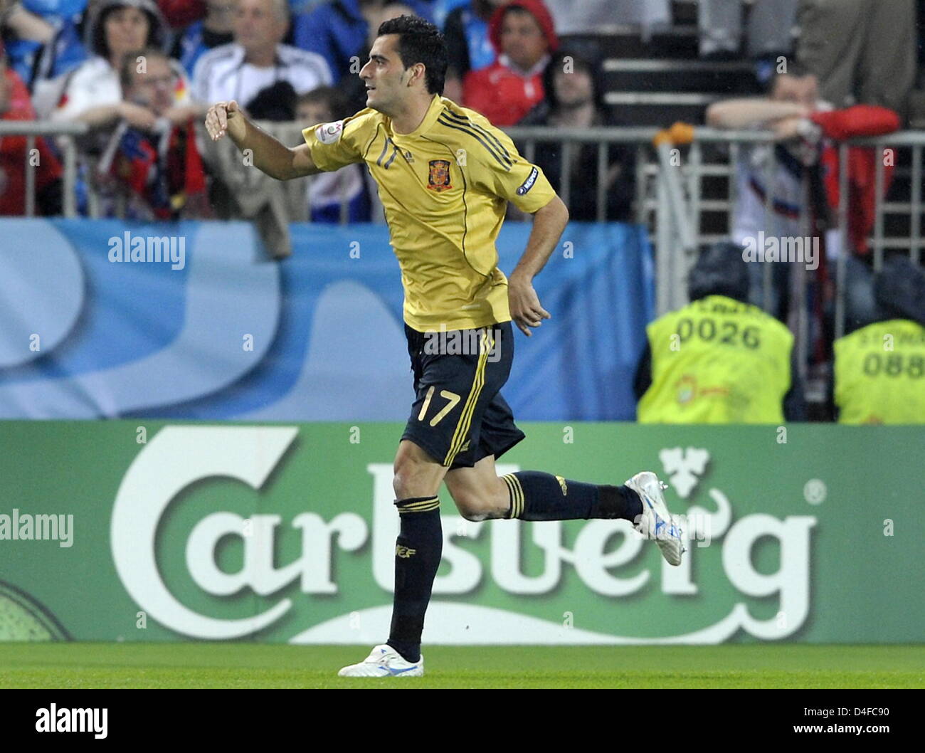 Daniel Guiza of Spain jubilates after his 0-2 goal during the UEFA EURO 2008 semifinal match between Russia and Spain at the Ernst Happel stadium in Vienna, Austria, 26 June 2008. Photo: Achim Scheidemann dpa +please note UEFA restrictions particulary in regard to slide shows and 'No Mobile Services'+ +++(c) dpa - Bildfunk+++ Stock Photo