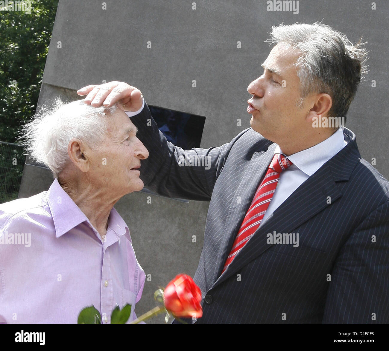 Berlin Lord Mayor Klaus Wowereit (R) chats with Rudolf Brazda (L), survivor of the concentration camp Buchenwald, as they visit the Memorial for the homosexual victims of persecution by the Nazi regime near Brandenburg Gate in Berlin, Germany, 27 June 2008. Photo: WOLFGANG KUMM Stock Photo