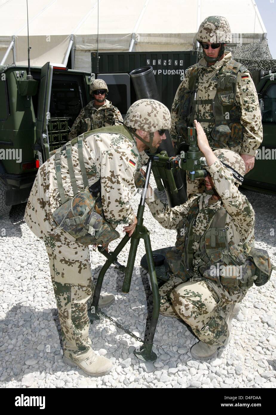 German Quick Reaction Force (QRF) soldier operate a 120mm mortar launcher during a press day at the German Bundeswehr army camp 'Marmal' near Masar-i-Scharif, Afghanistan, 30 June 2008. German Bundeswehr takes over Quick Reaction Force duties from Norway on 1 July 2008. Photo: MAURIZIO GAMBARINI Stock Photo