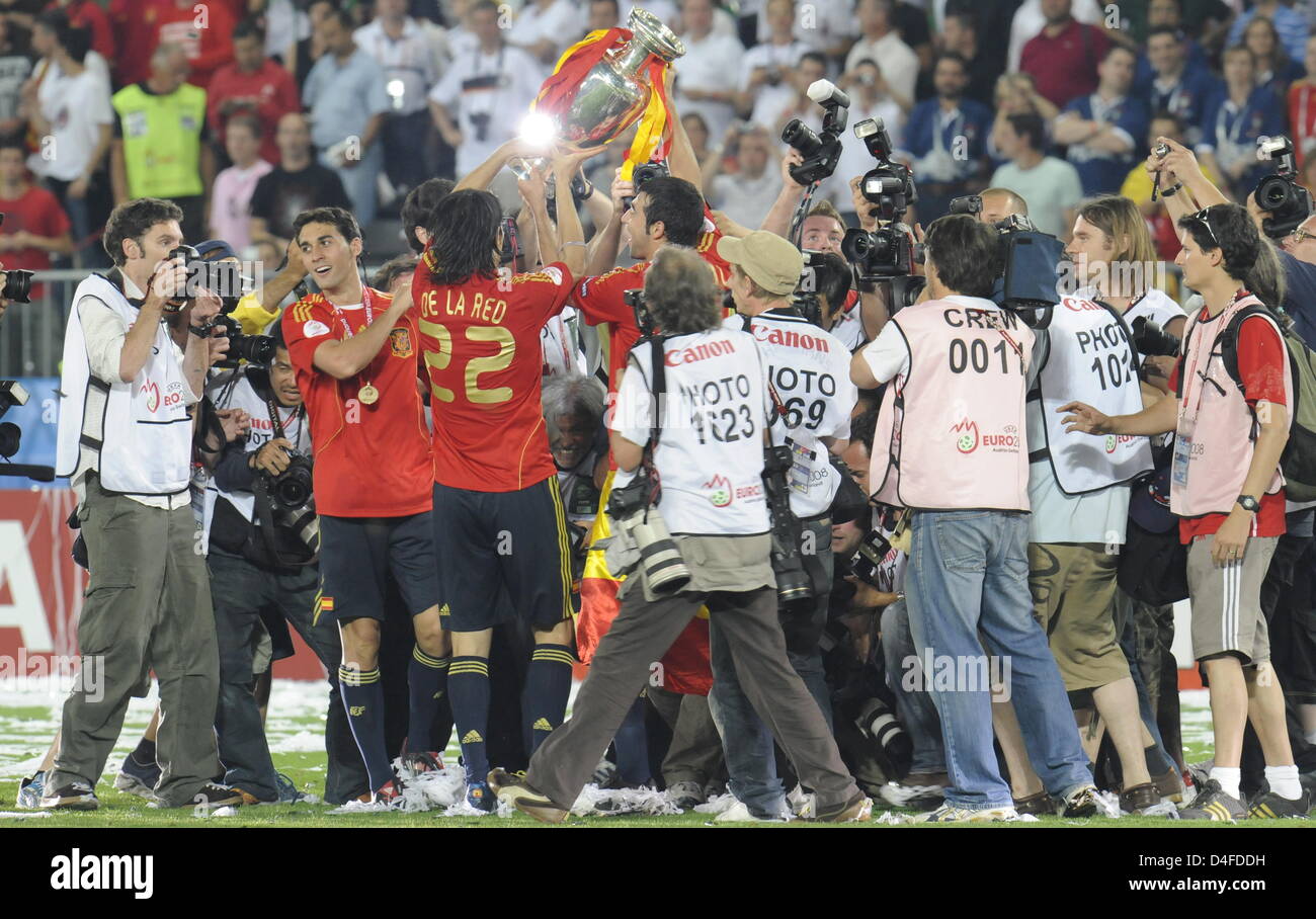 Spanish soccer players are surrounded by photographer when presenting the Euopean Soccer Cup at the end of the UEFA EURO 2008 final match between Germany and Spain at the Ernst Happel stadium in Vienna, Austria, 29 June 2008. The Spaniards won the match 1:0. Photo: Peter Kneffel dpa +++###dpa###+++ Stock Photo
