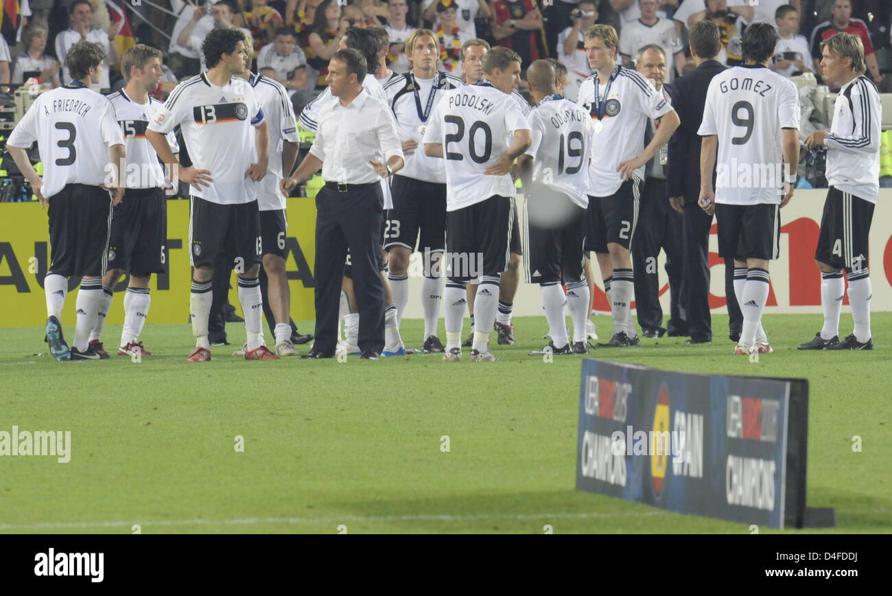 German soccer players are pictured at the end of the UEFA EURO 2008 final match between Germany and Spain at the Ernst Happel stadium in Vienna, Austria, 29 June 2008. The Spaniards won the match 1:0. Photo: Peter Kneffel dpa +++###dpa###+++ Stock Photo