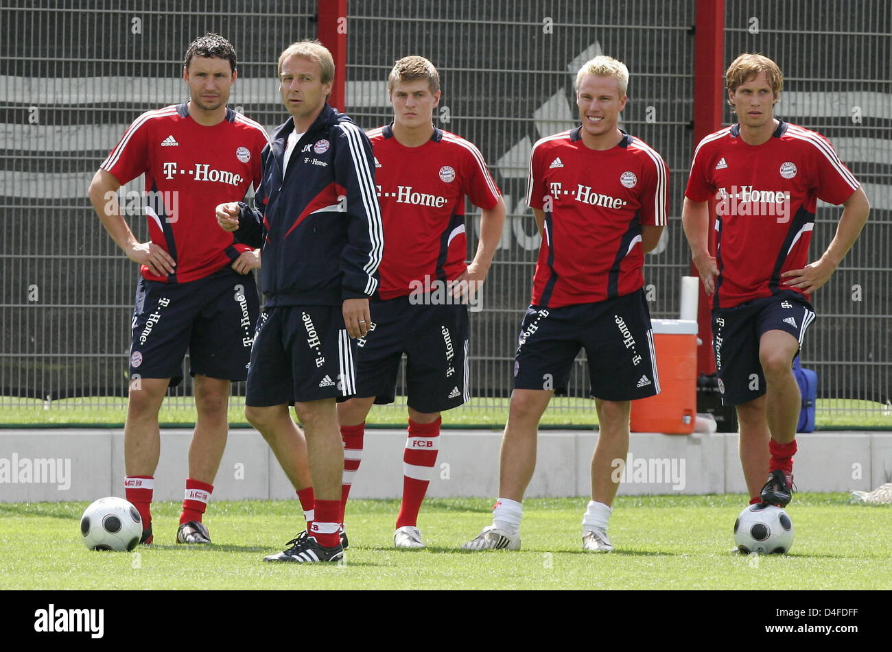The new head coach of FC Bayern Munich, Juergen Klinsmann (2-L), gestures next to Mark van Bommel (L-R), Toni Kross, Christian Lell and Andreas Ottl during his first practice session at his new club in Munich, Germany, 30 June 2008. Photo: Matthias Schrader Stock Photo