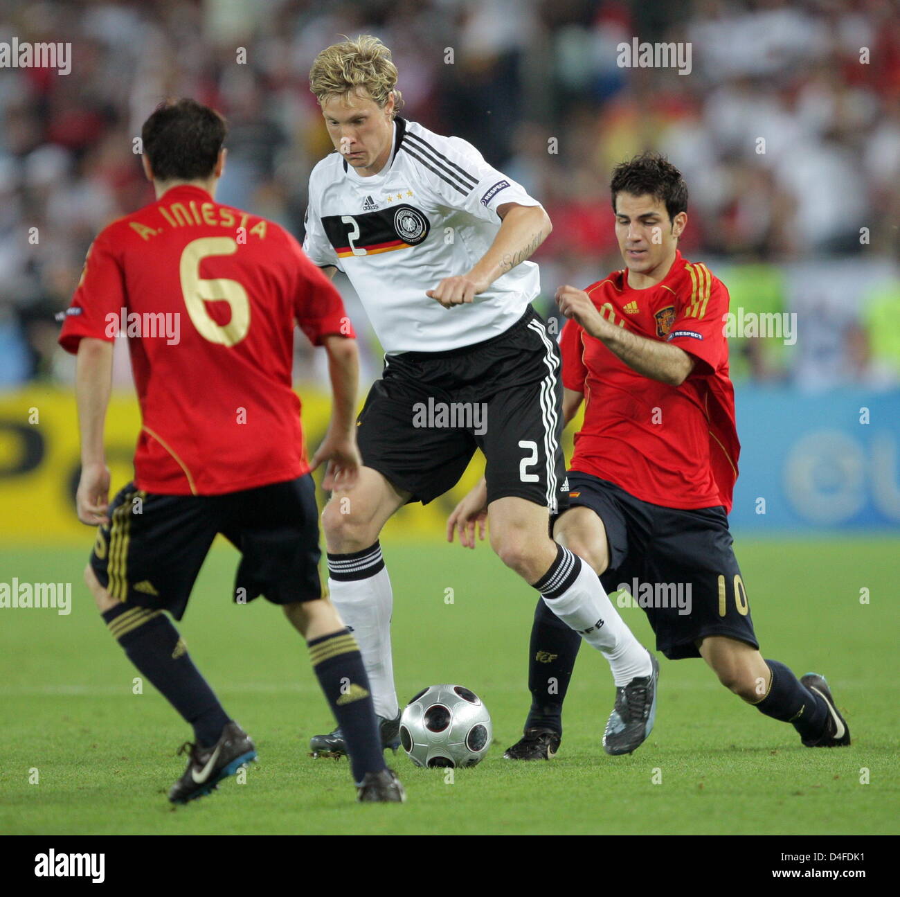 Marcell Jansen (C) of Germany vies with Cesc Fabregas and Andres Iniesta (L) of Spain during the UEFA EURO 2008 final match between Germany and Spain at the Ernst Happel stadium in Vienna, Austria, 29 June 2008. Spain won 1-0. Photo: Ronald Wittek dpa +please note UEFA restrictions particulary in regard to slide shows and 'No Mobile Services'+ +++(c) dpa - Bildfunk+++ Stock Photo