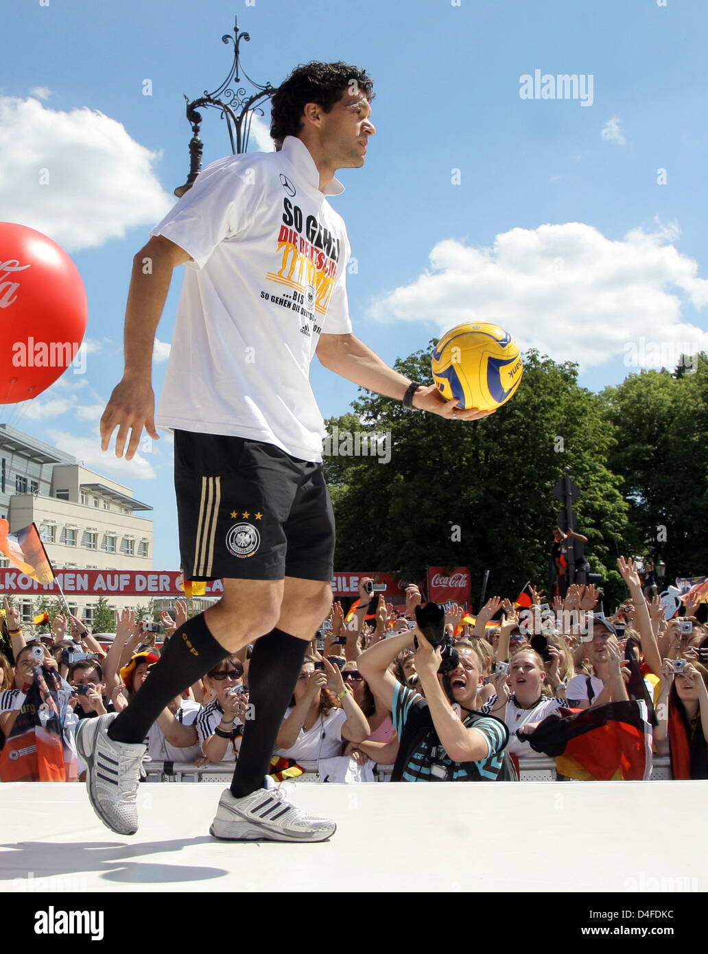 Michael Ballack, Kapitän der deutschen Fußball-Nationalmannschaft, feiert am Montag (30.06.2008) auf der Fanmeile in Berlin und schießt einen Ball in das Publikum. Am Abend zuvor unterlag Deutschland im Finale der Europameisterschaft dem spanischen Team mit 0:1. Foto: Peer Grimm +++###dpa###+++ Stock Photo