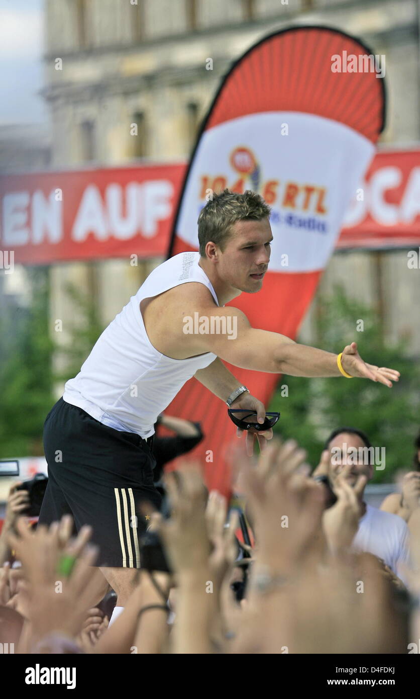 Lukas Podolski, Stürmer der deutschen Fußball-Nationalmannschaft, feiert am Montag (30.06.2008) auf der Fanmeile in Berlin mit dem Publikum. Am Abend zuvor unterlag Deutschland im Finale der Europameisterschaft dem spanischen Team mit 0:1. Foto: Arno Burgi dpa/lbn +++###dpa###+++ Stock Photo