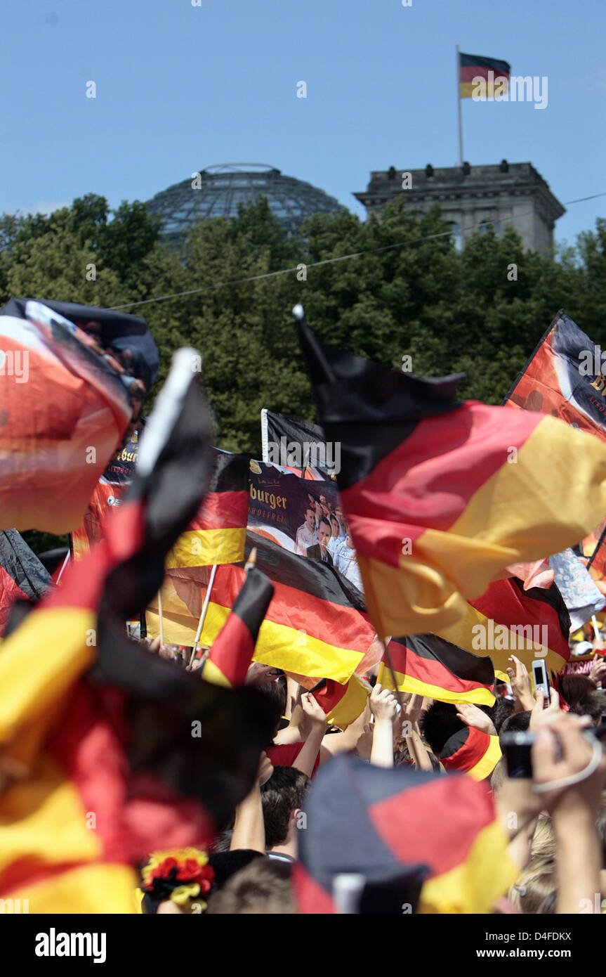 Die deutschen Fußballfans bejubeln ihre Nationalspieler am Montag (30.06.2008) auf der Fanmeile in Berlin. Am Abend zuvor unterlag Deutschland im Finale der Europameisterschaft dem spanischen Team mit 0:1. Foto: Arno Burgi dpa/lbn +++###dpa###+++ Stock Photo