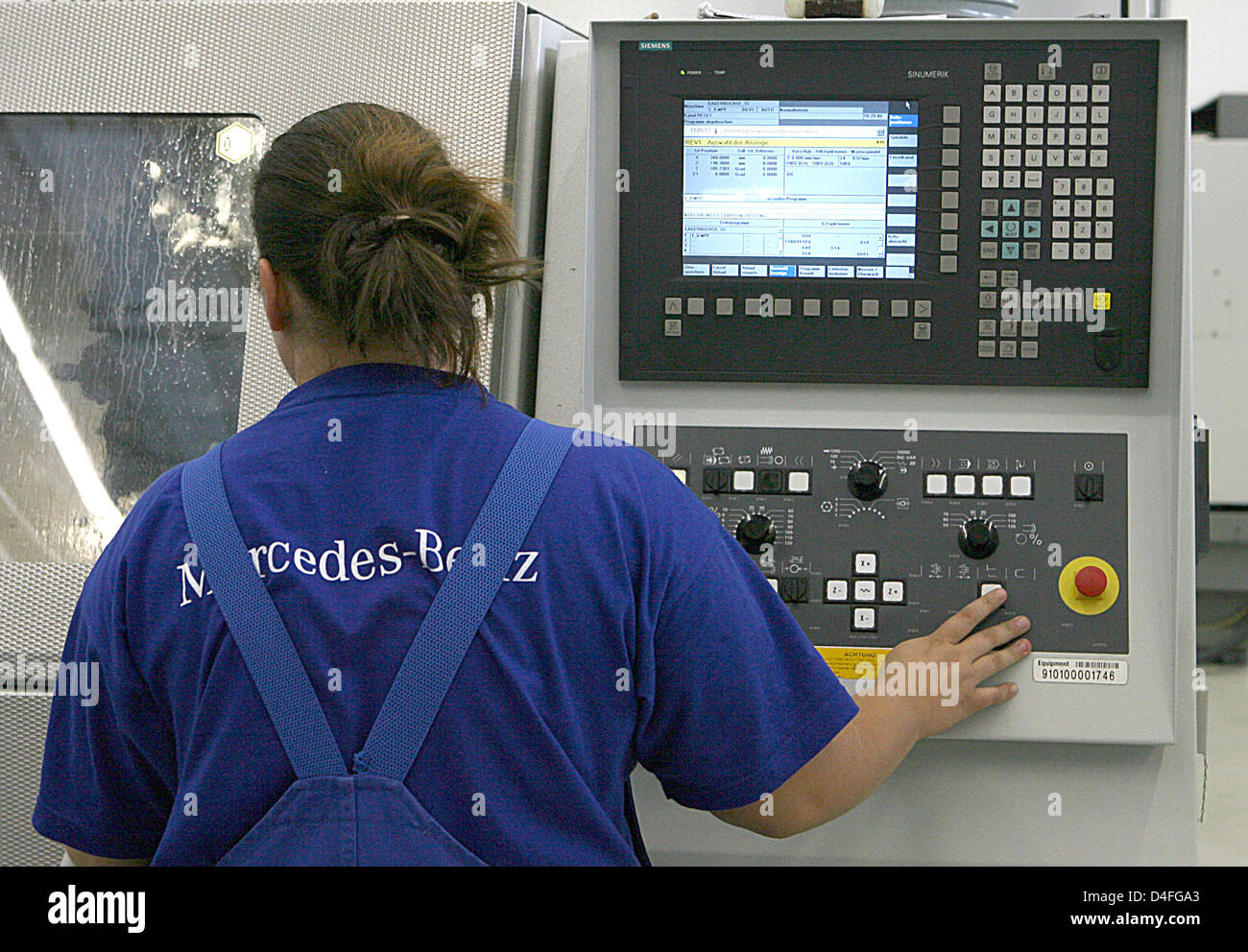 A trainee practices to operate a milling machine at Mercedes-Benz' vocational training centre in Esslingen-Bruehl, Germany, 6 July 2008. By 31 December 2007 some 1,110 young people were trained in technical and commercial vocations and BA courses, among them 110 women. More than 50 teachers and master craftmen teach at the centre. Photo: Norbert Foersterling Stock Photo